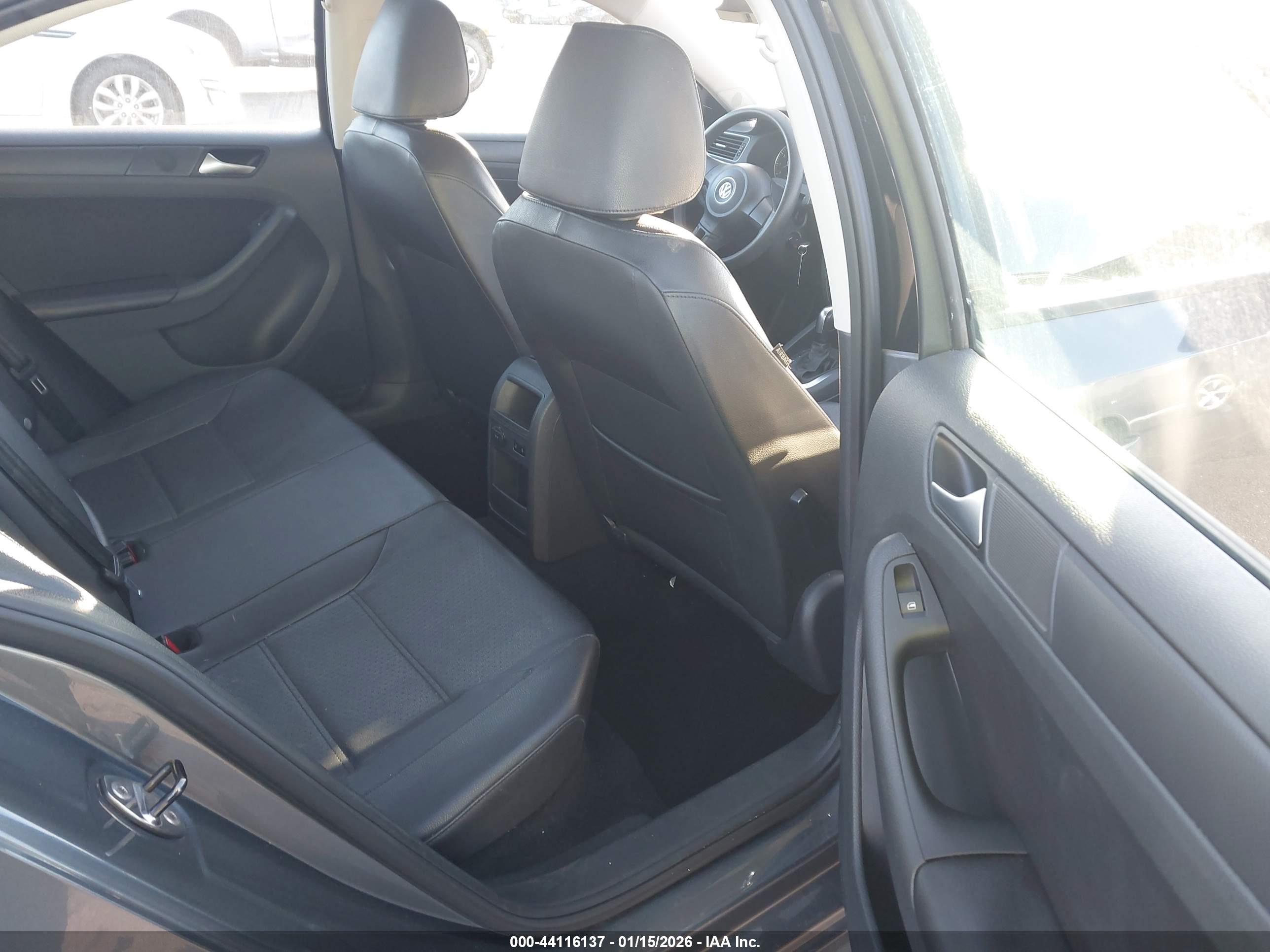 VOLKSWAGEN JETTA image 8