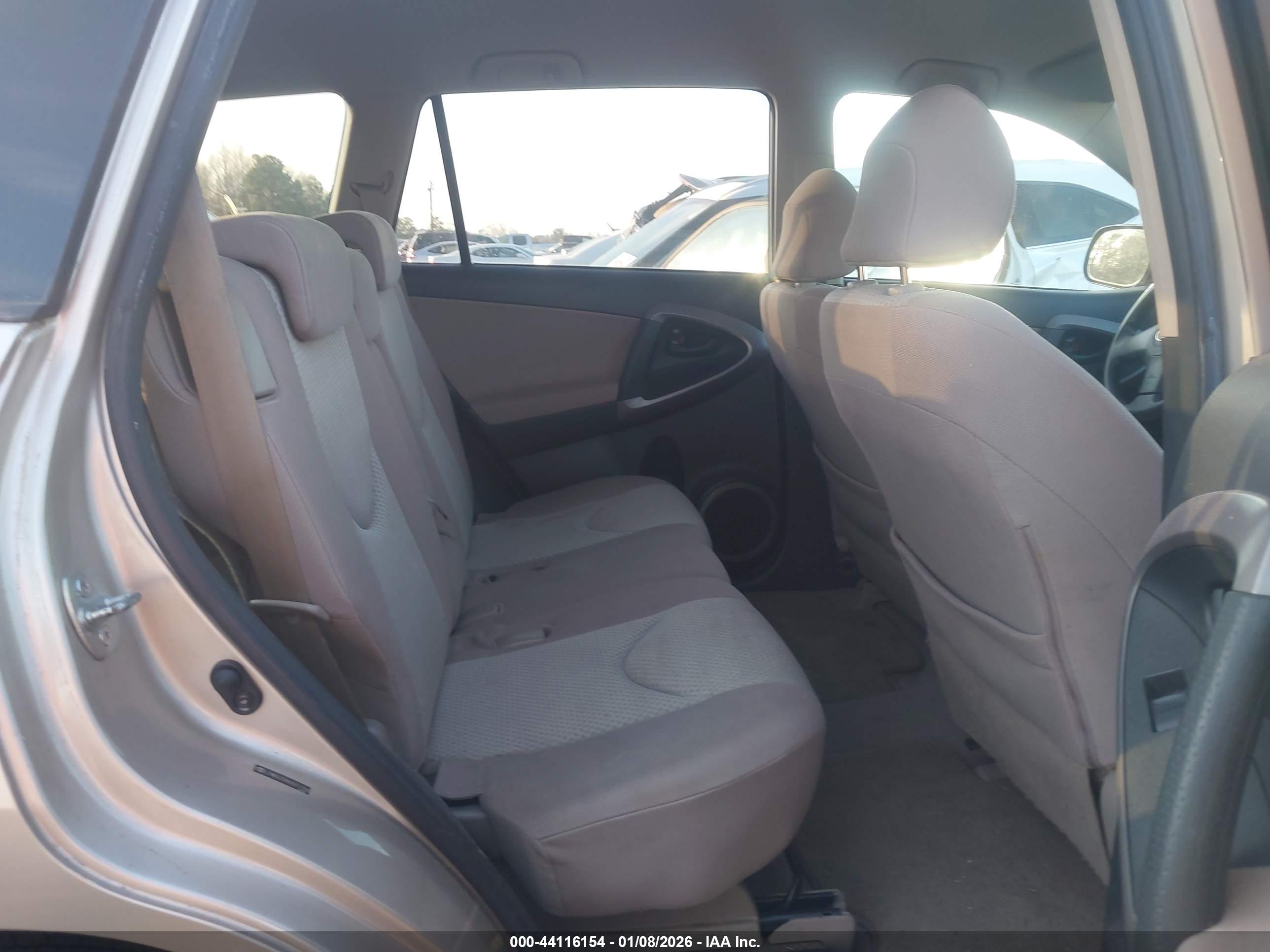 TOYOTA RAV4 image 8