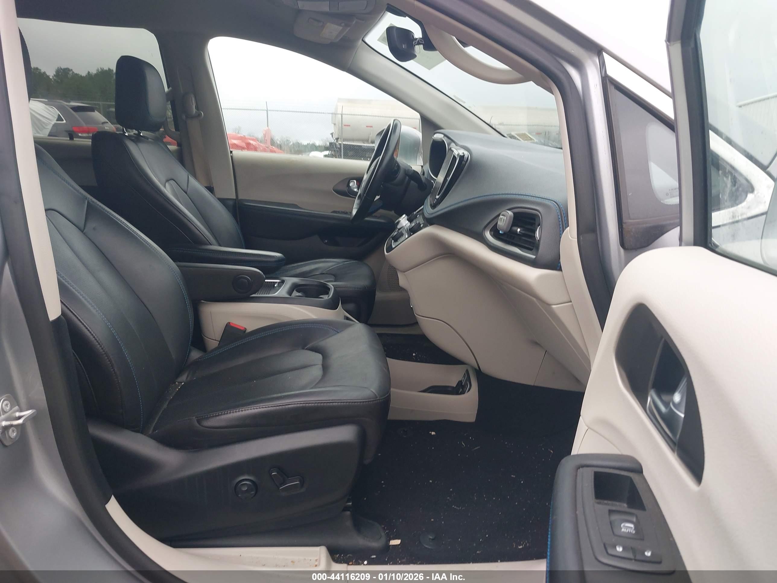 CHRYSLER PACIFICA image 5