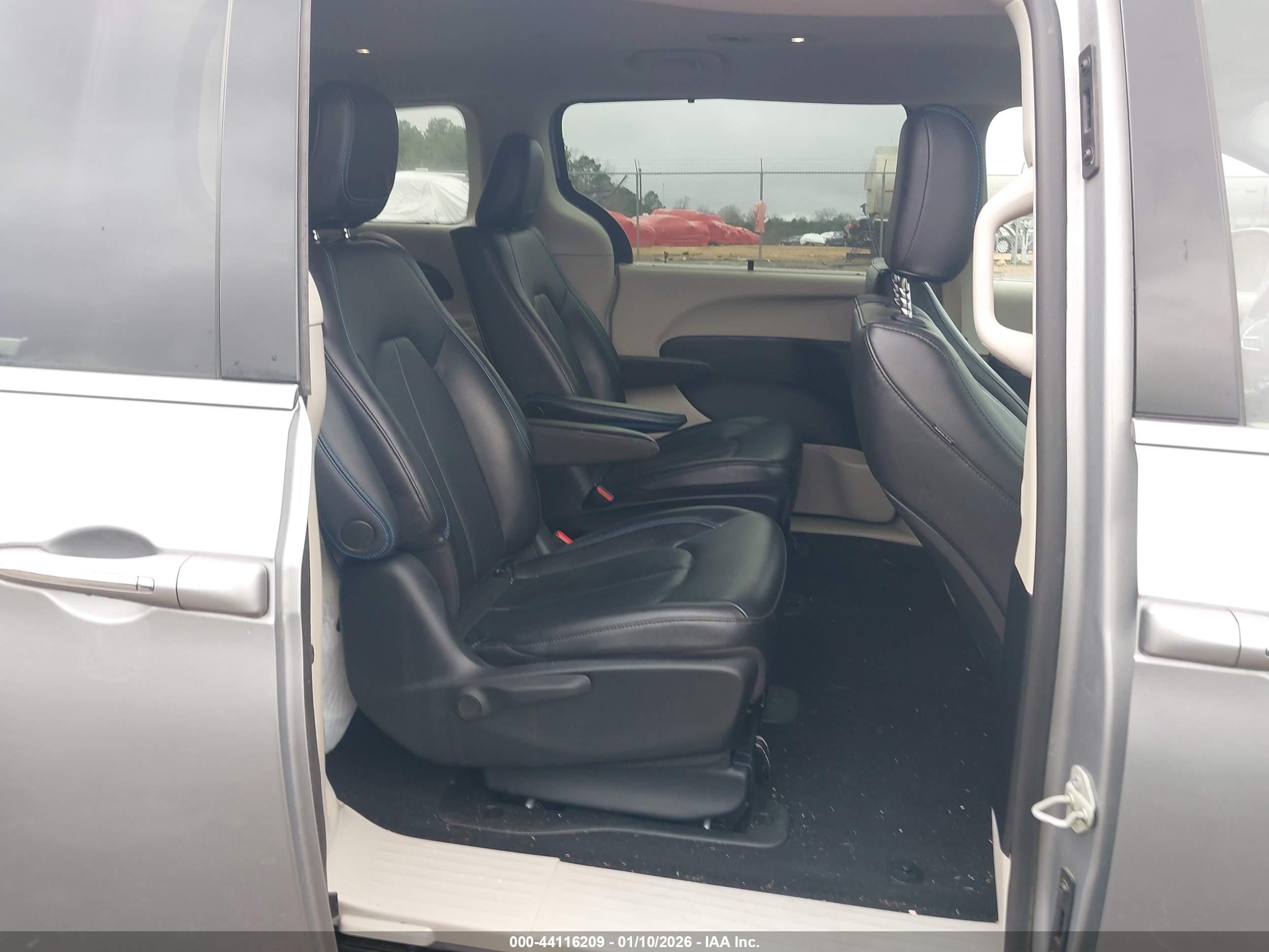 CHRYSLER PACIFICA image 8