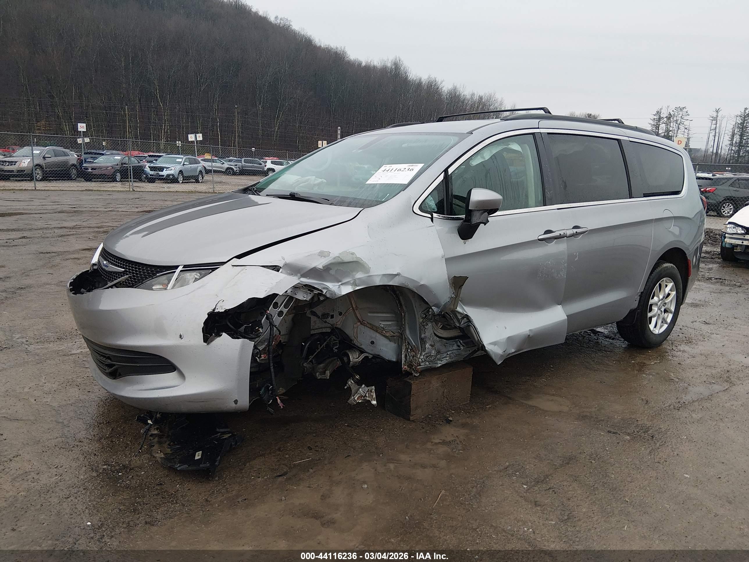 CHRYSLER VOYAGER image 2