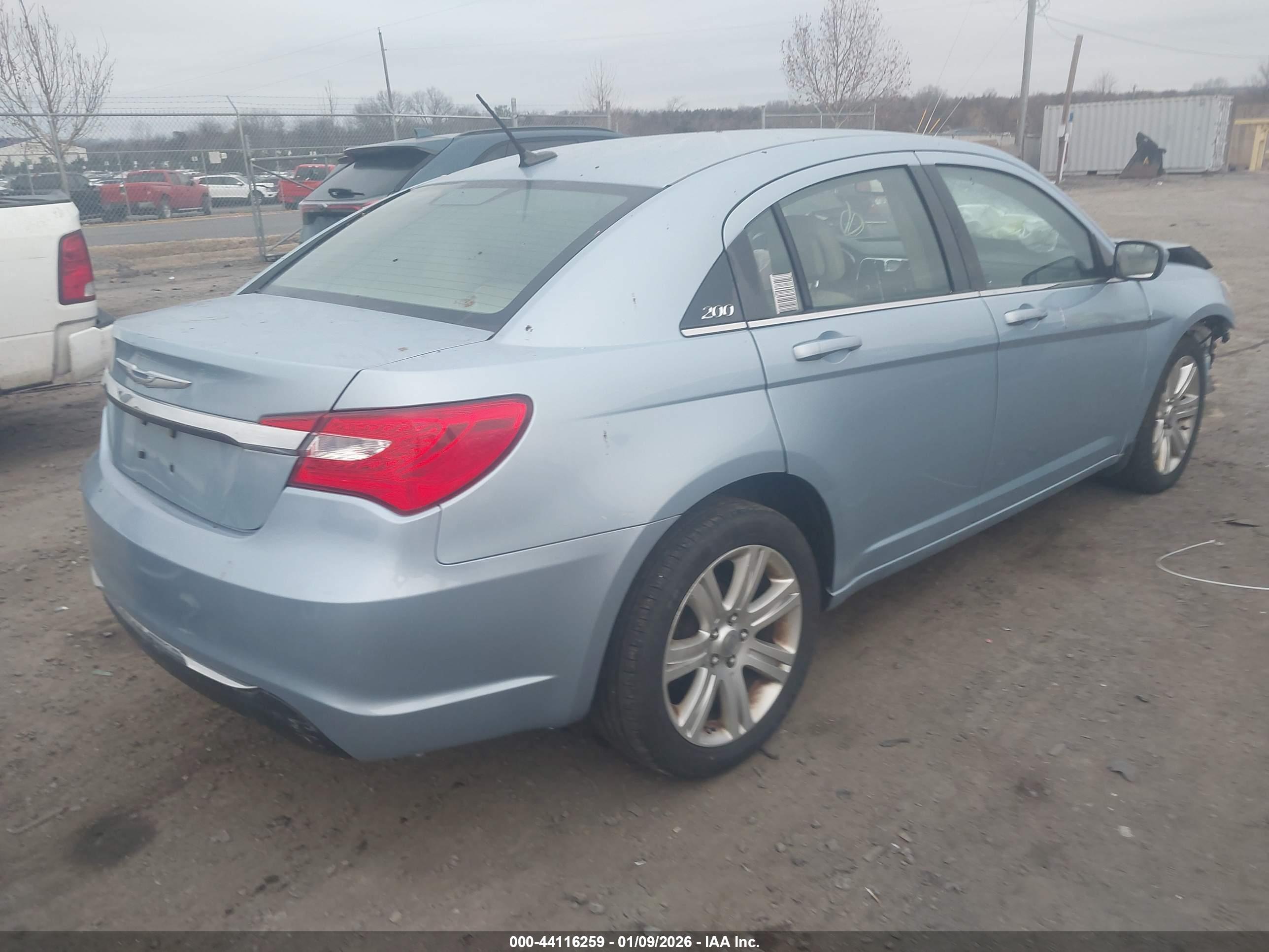 CHRYSLER 200 image 4