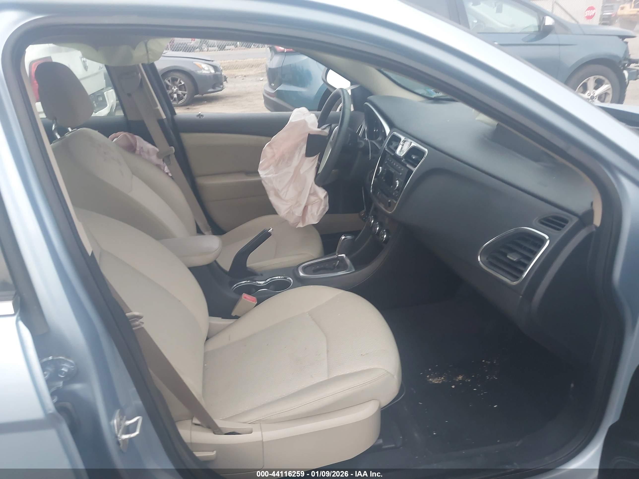 CHRYSLER 200 image 5