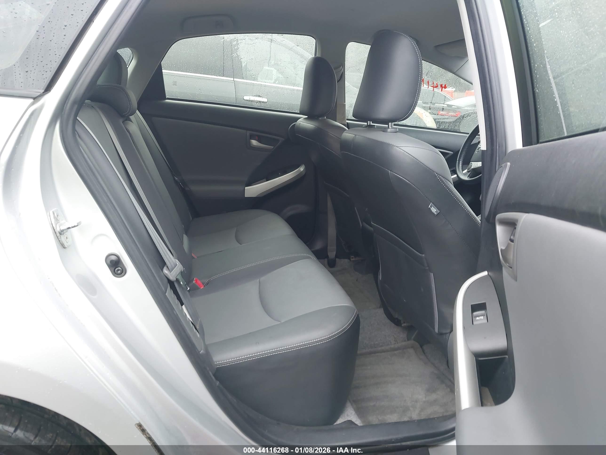 TOYOTA PRIUS image 8