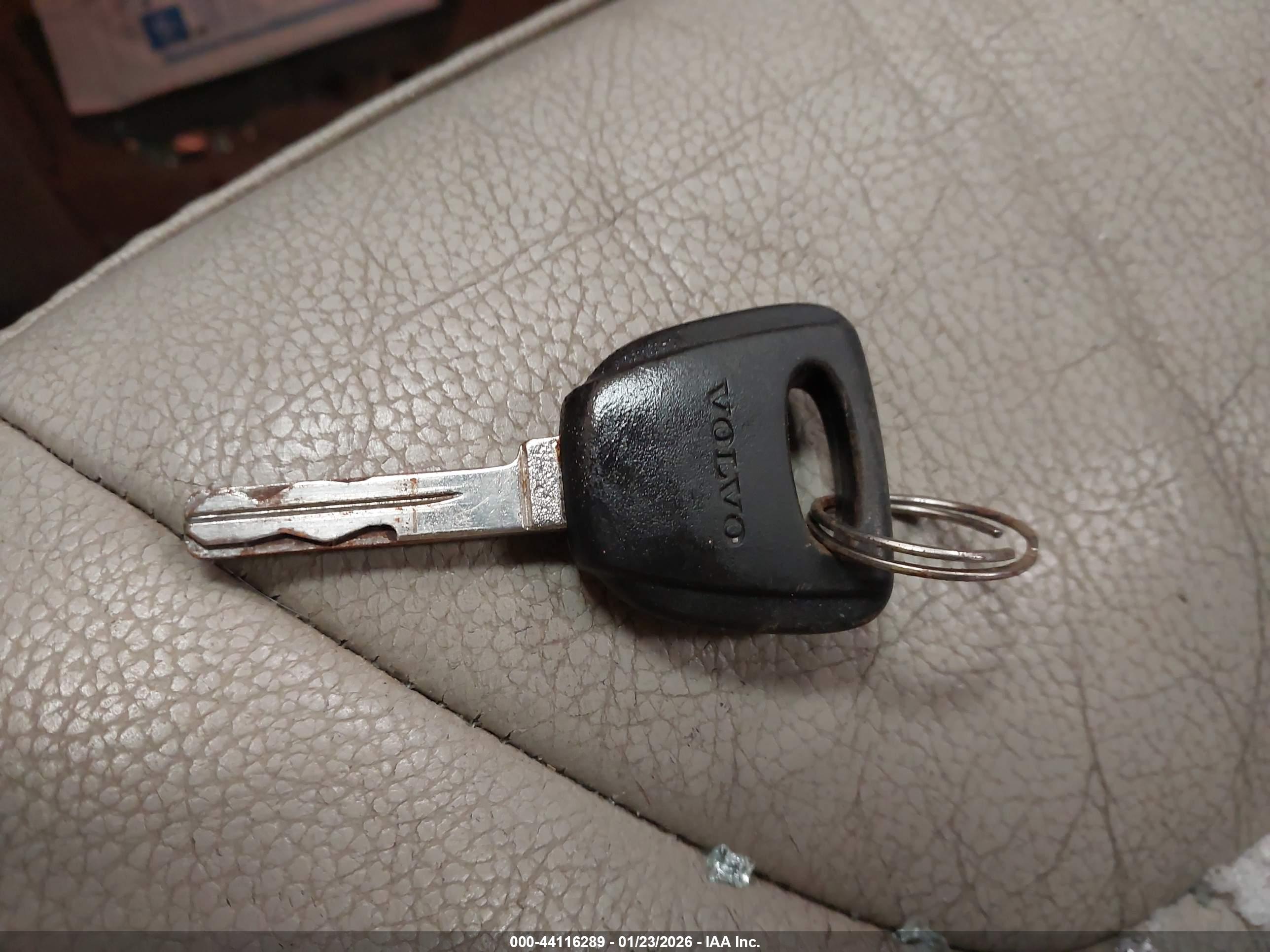 VOLVO V70 image 11