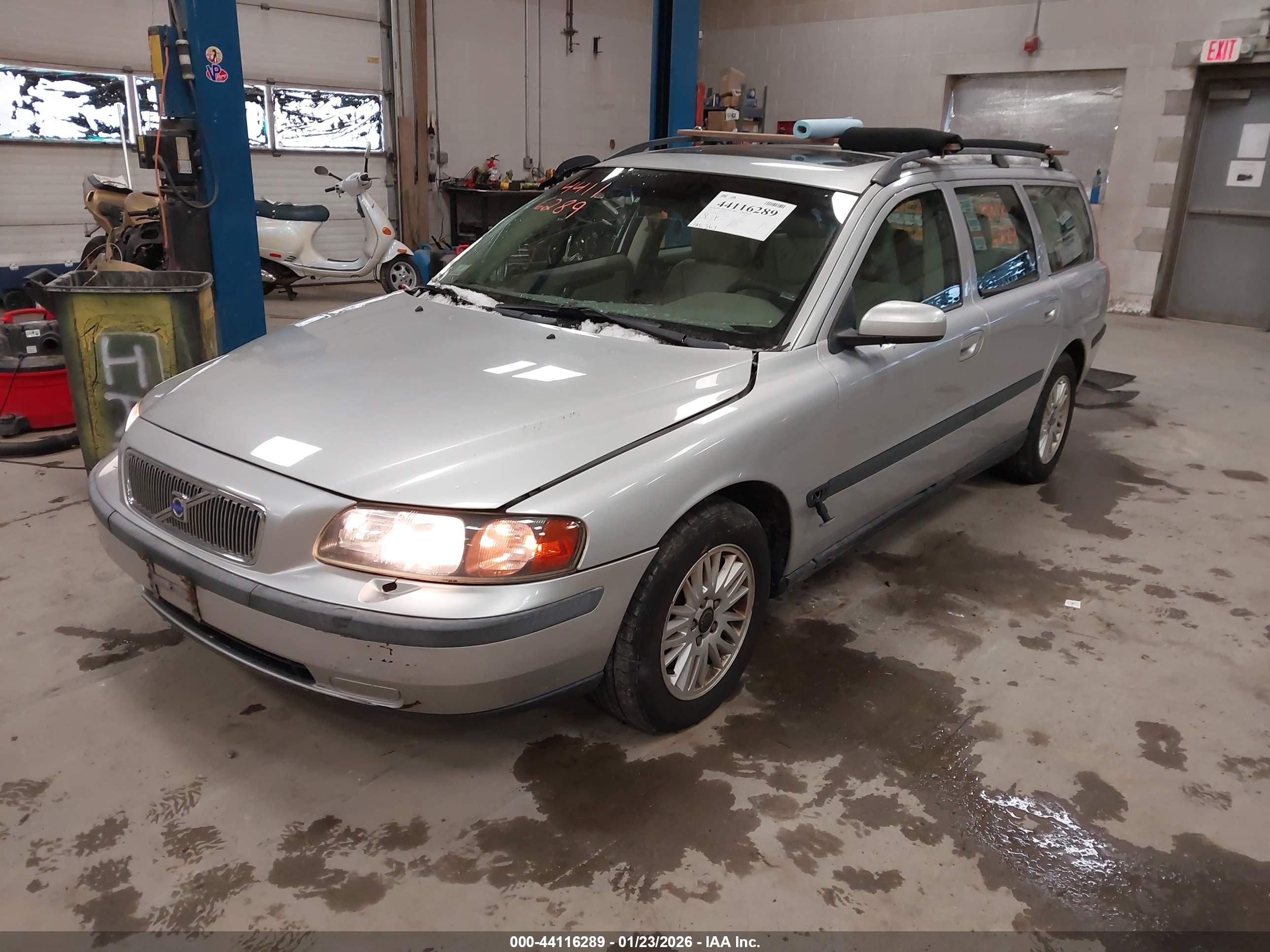 VOLVO V70 image 2