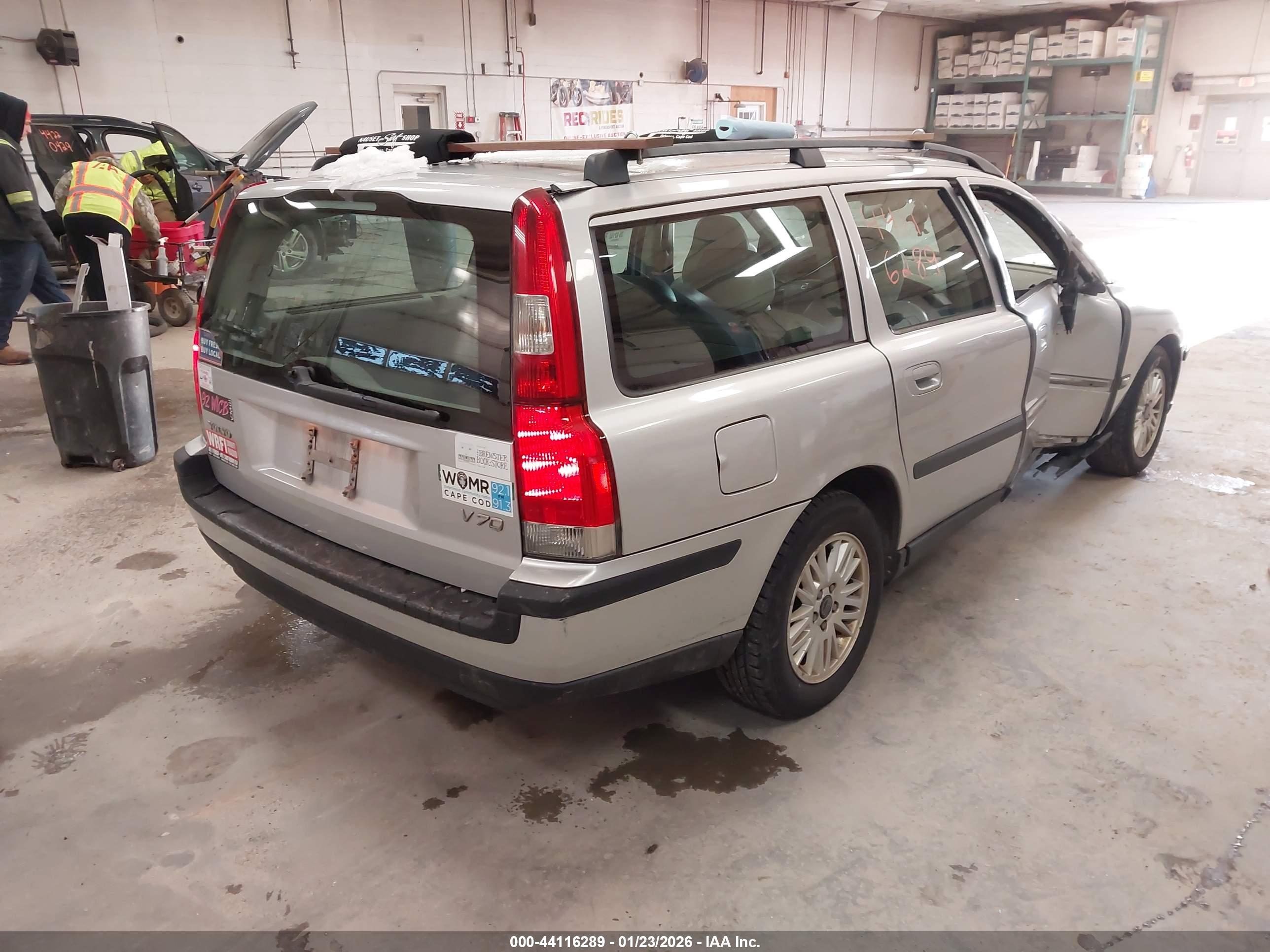 VOLVO V70 image 4