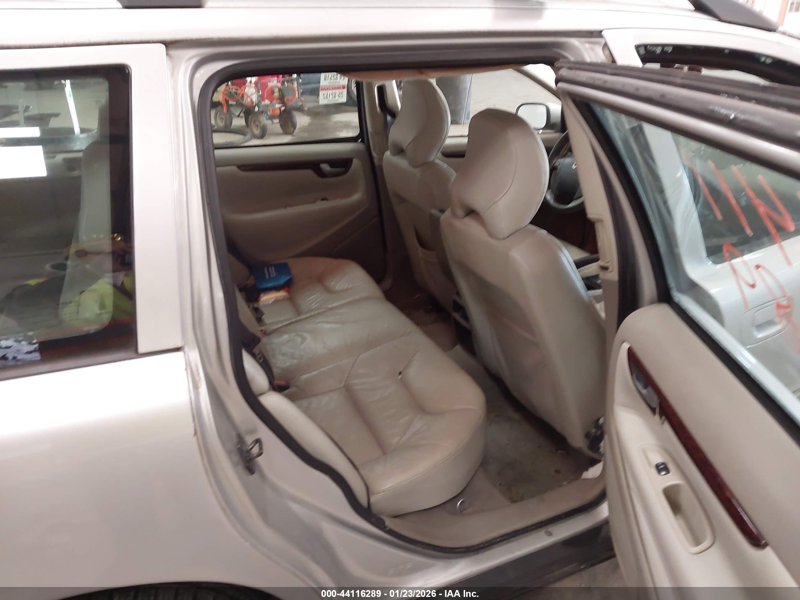 VOLVO V70 image 8