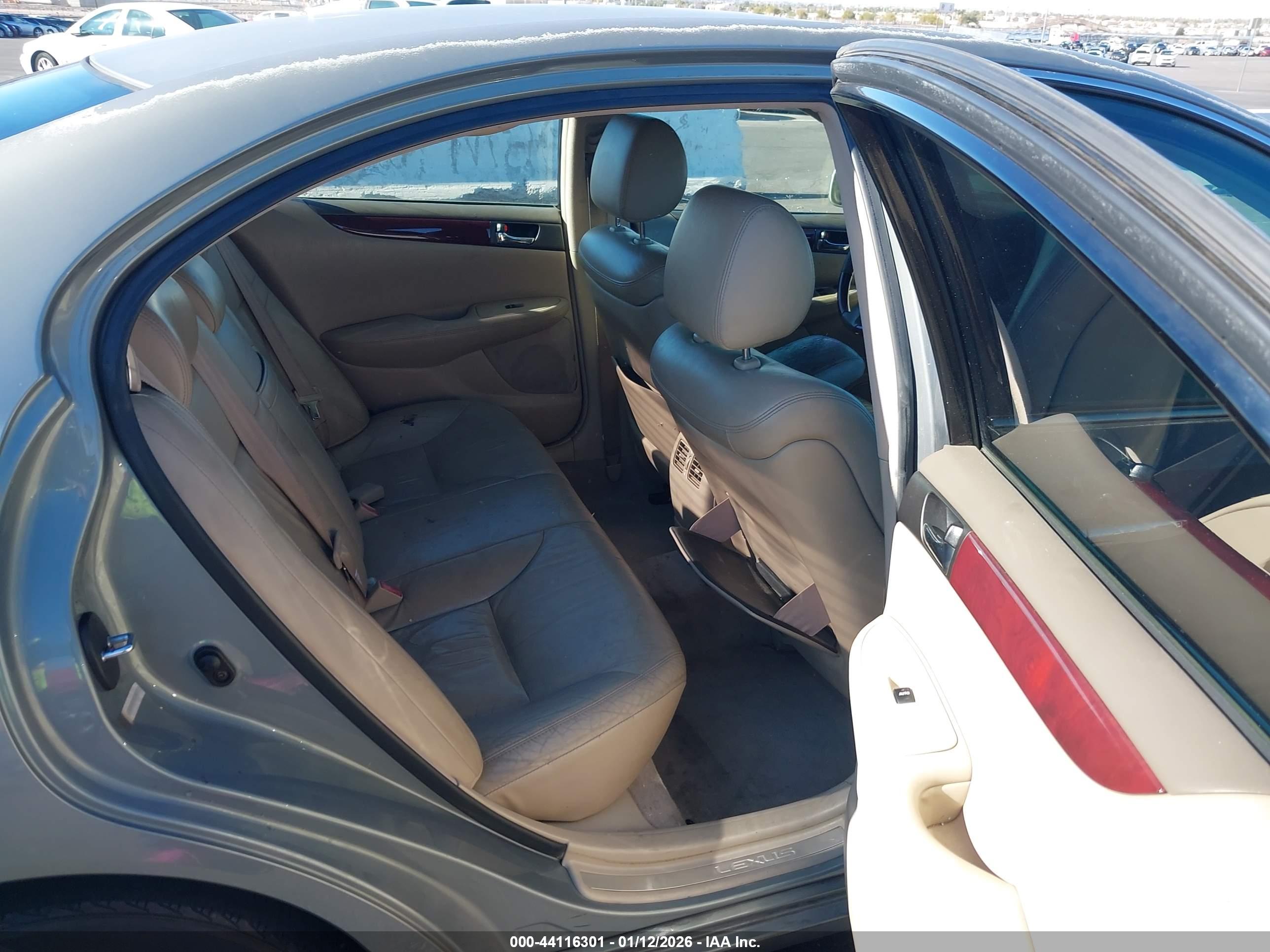 LEXUS ES image 8