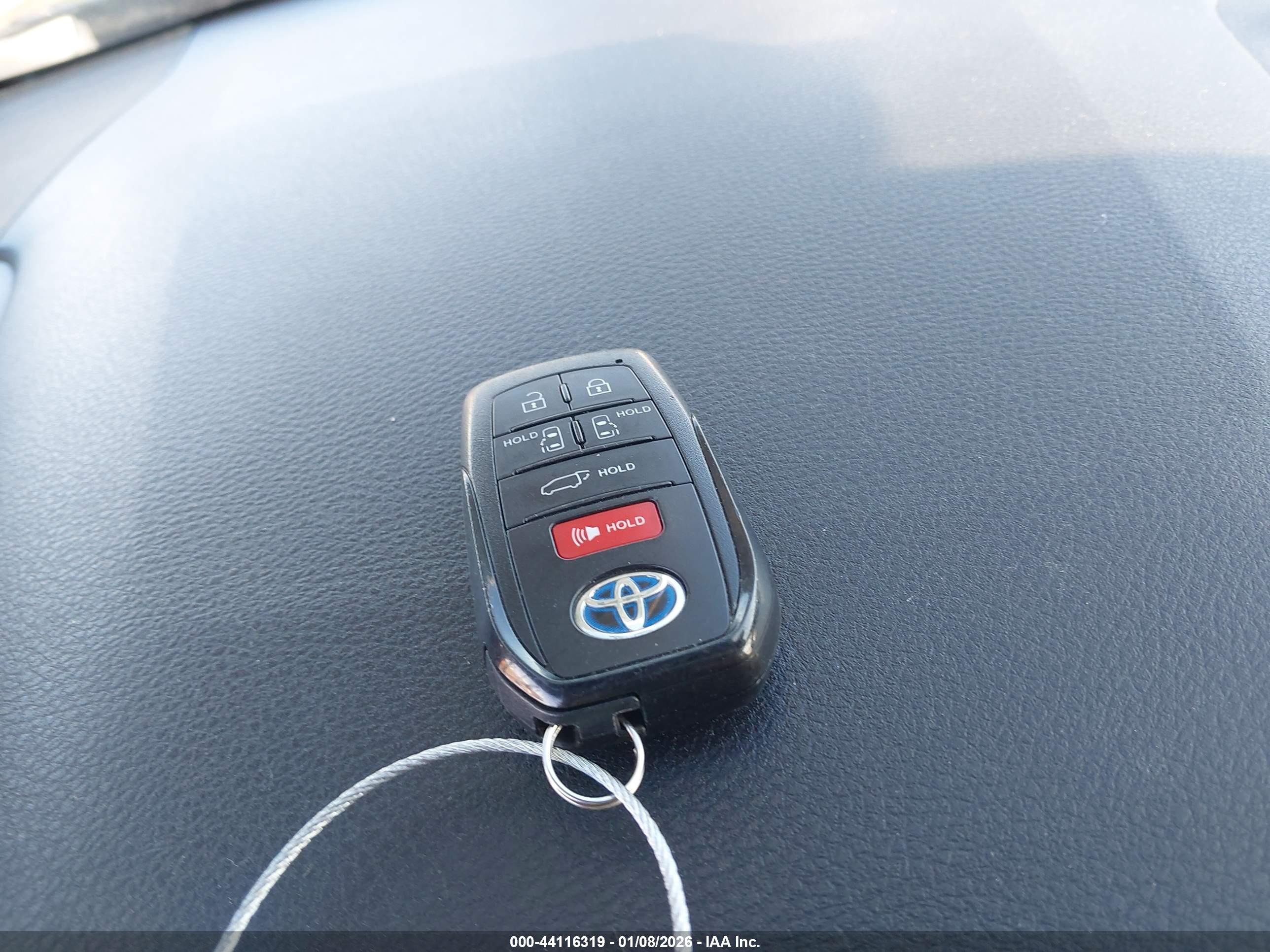 TOYOTA SIENNA image 11