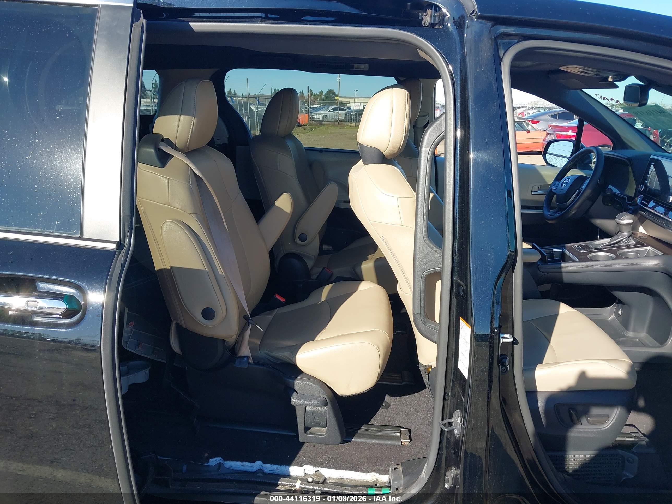 TOYOTA SIENNA image 8