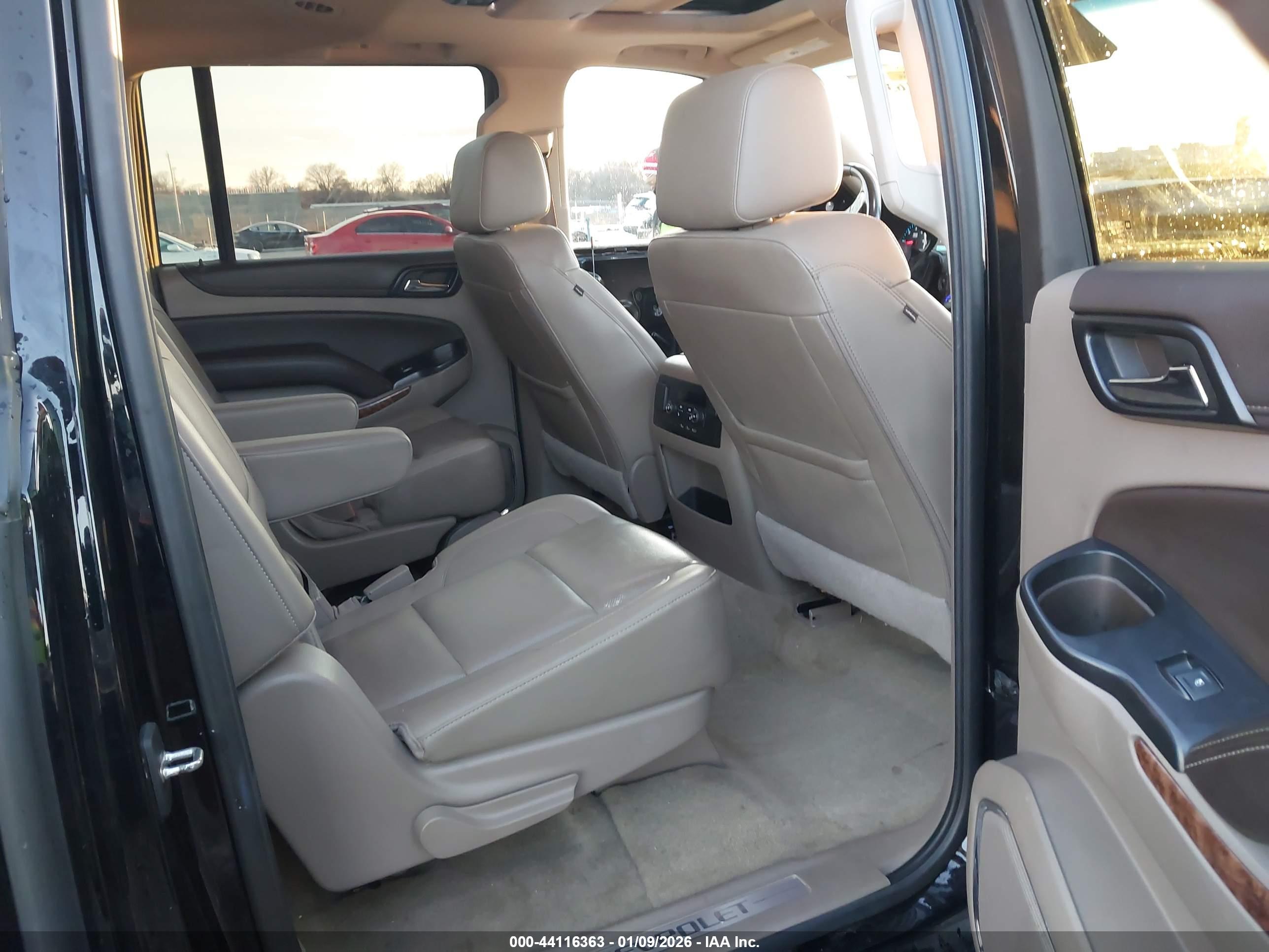CHEVROLET SUBURBAN image 8