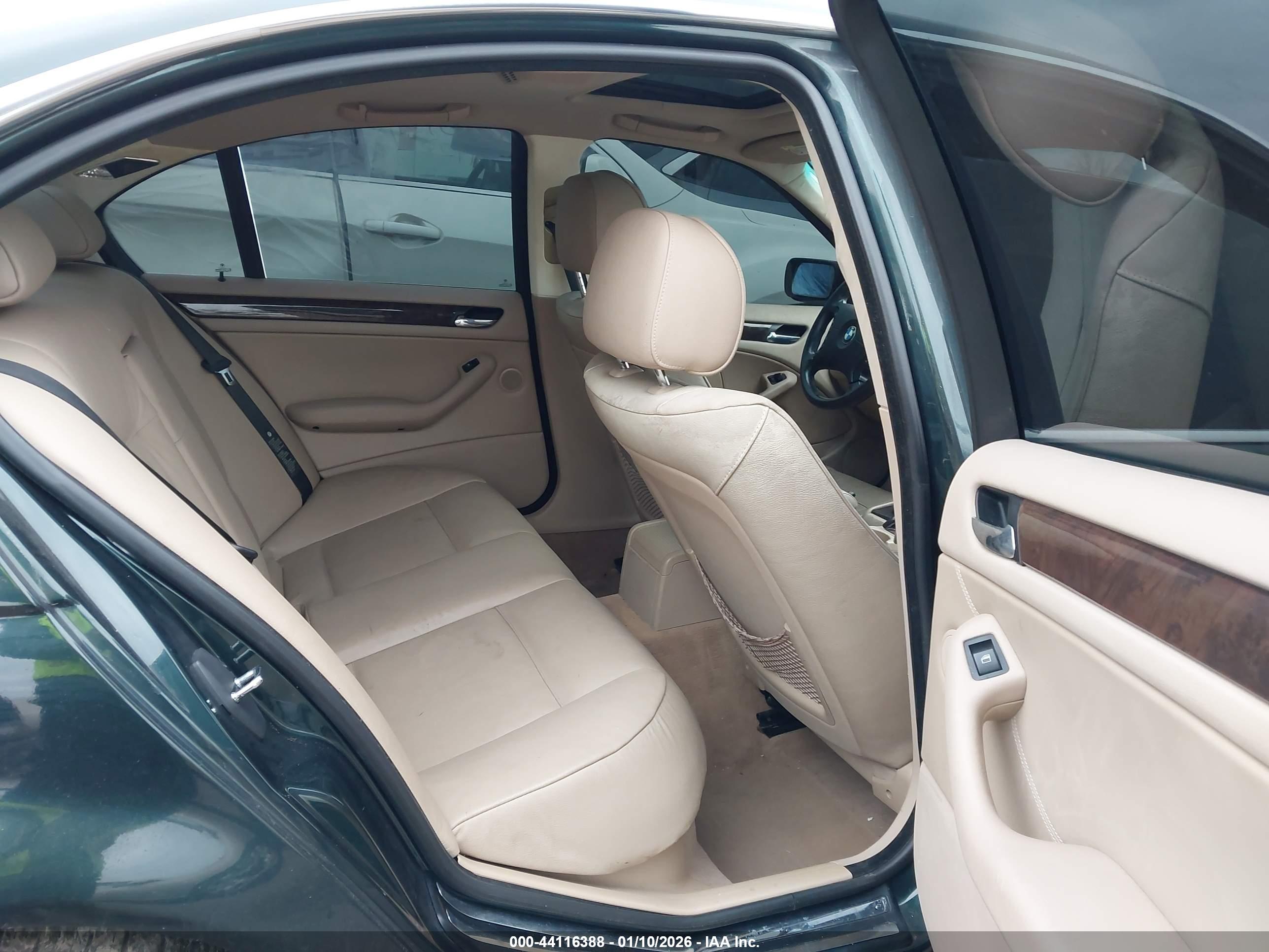 BMW 330XI image 8