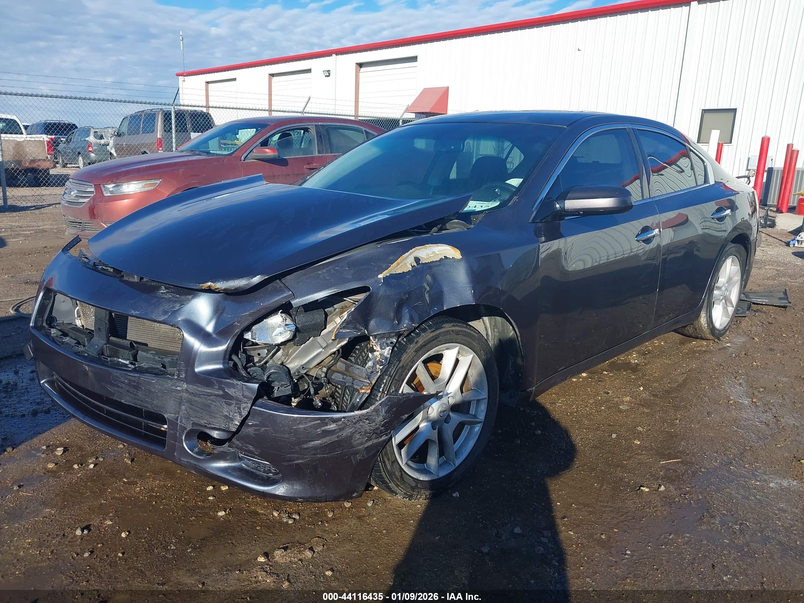 NISSAN MAXIMA image 2