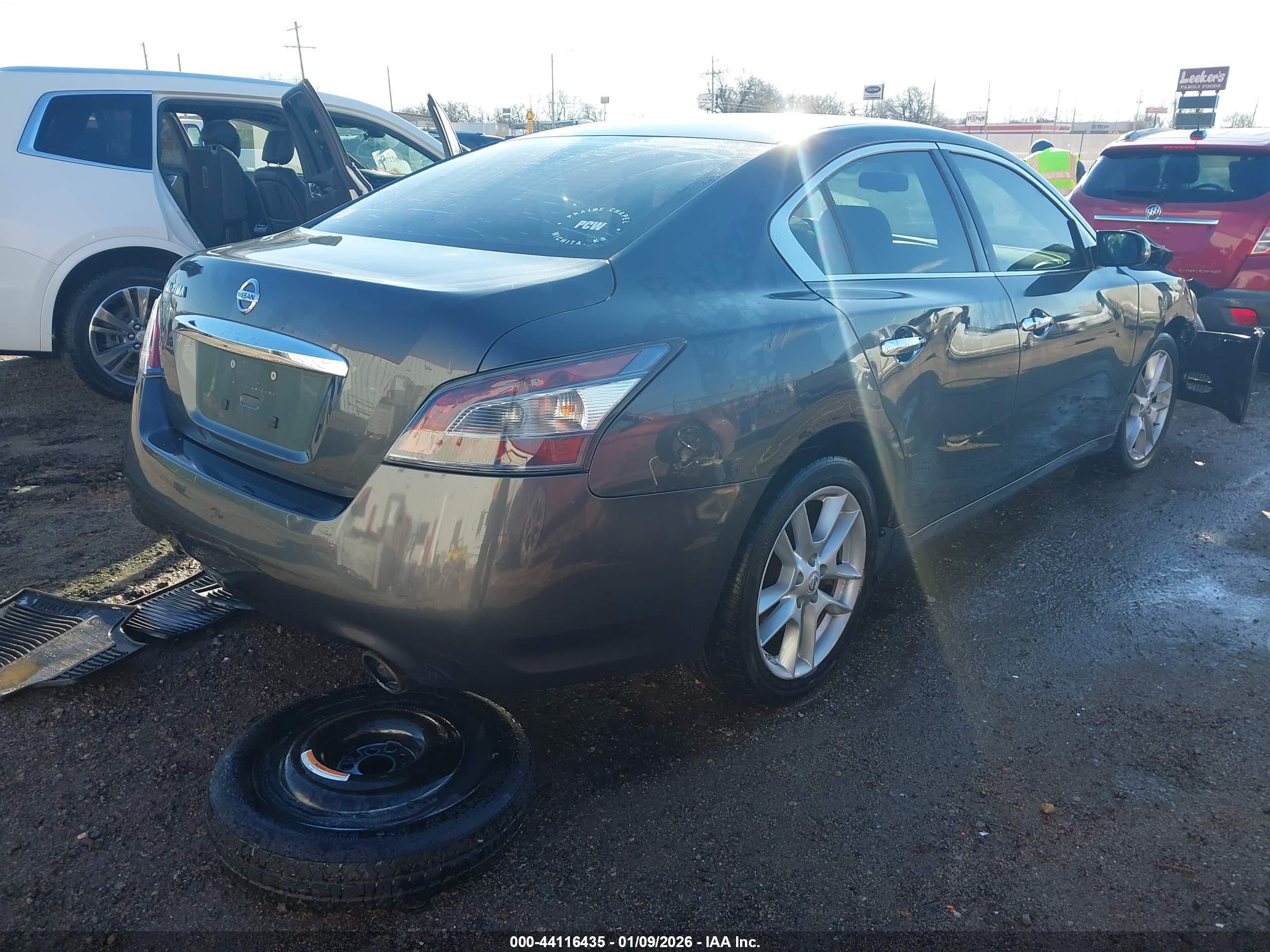 NISSAN MAXIMA image 4