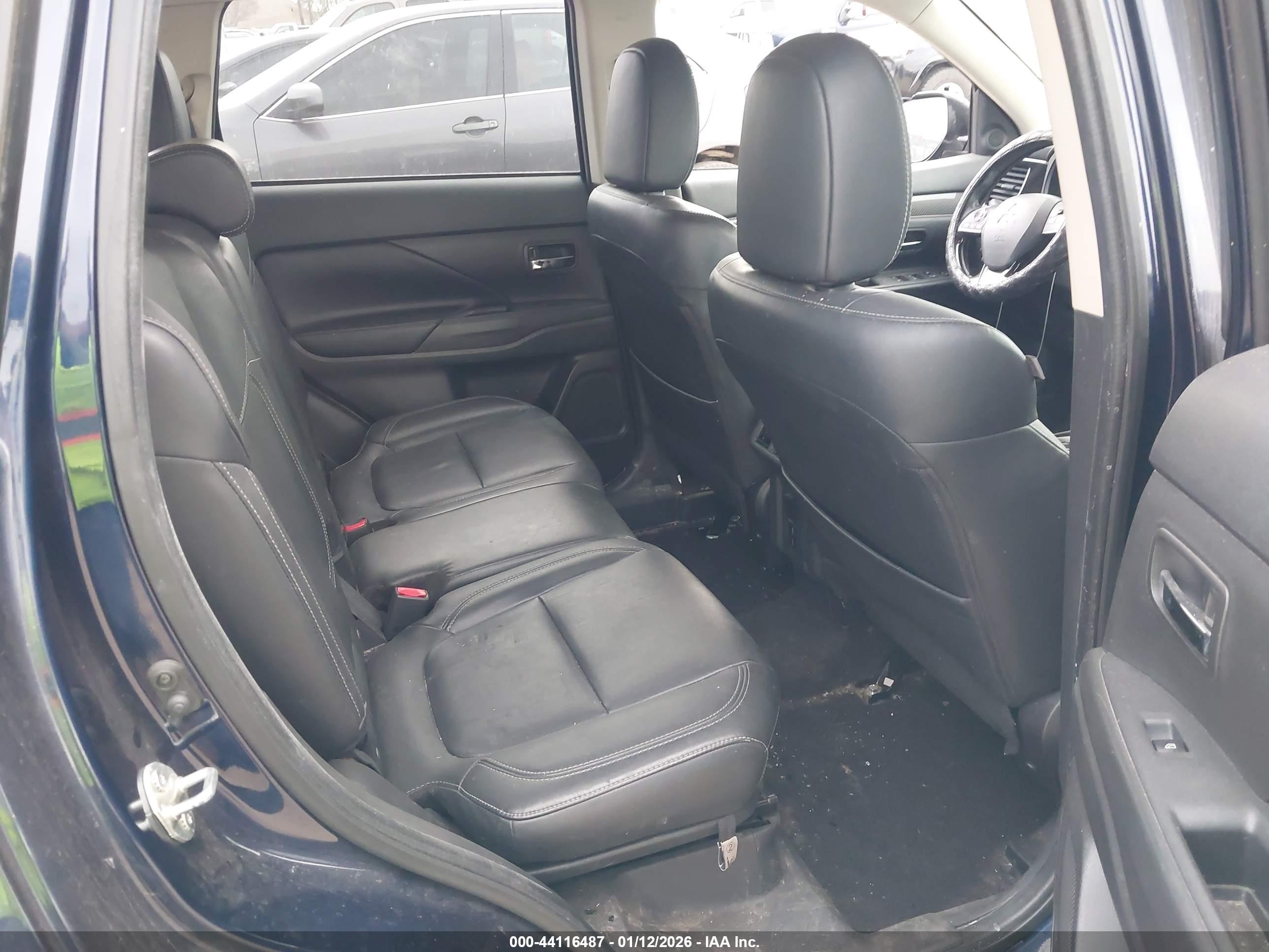 MITSUBISHI OUTLANDER image 8