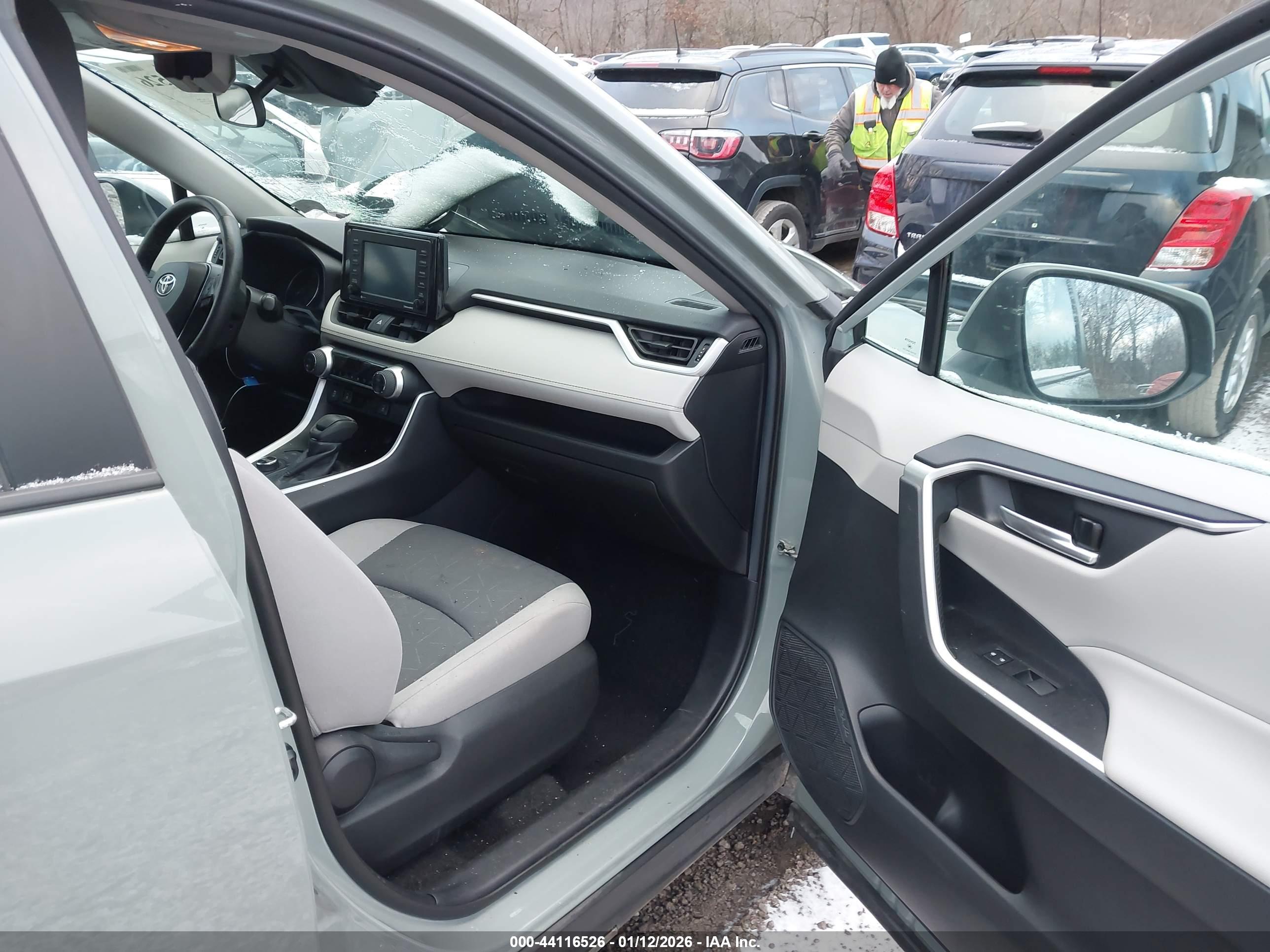 TOYOTA RAV4 image 5