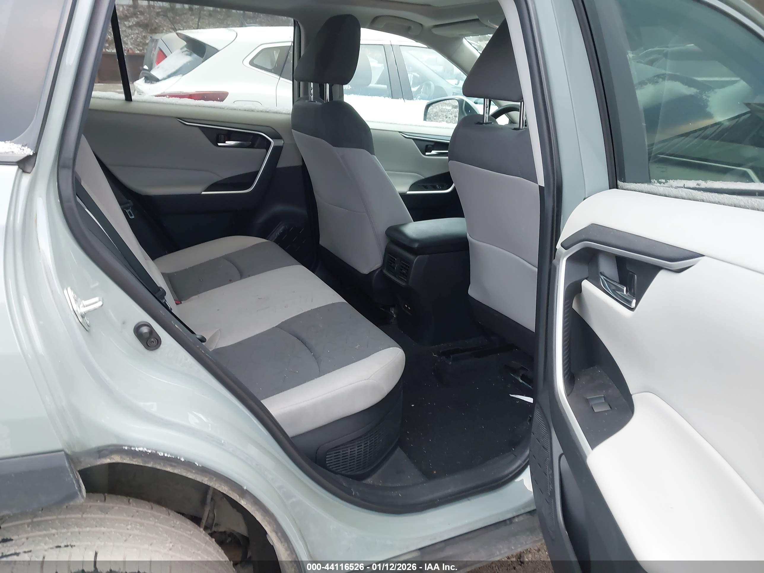TOYOTA RAV4 image 8