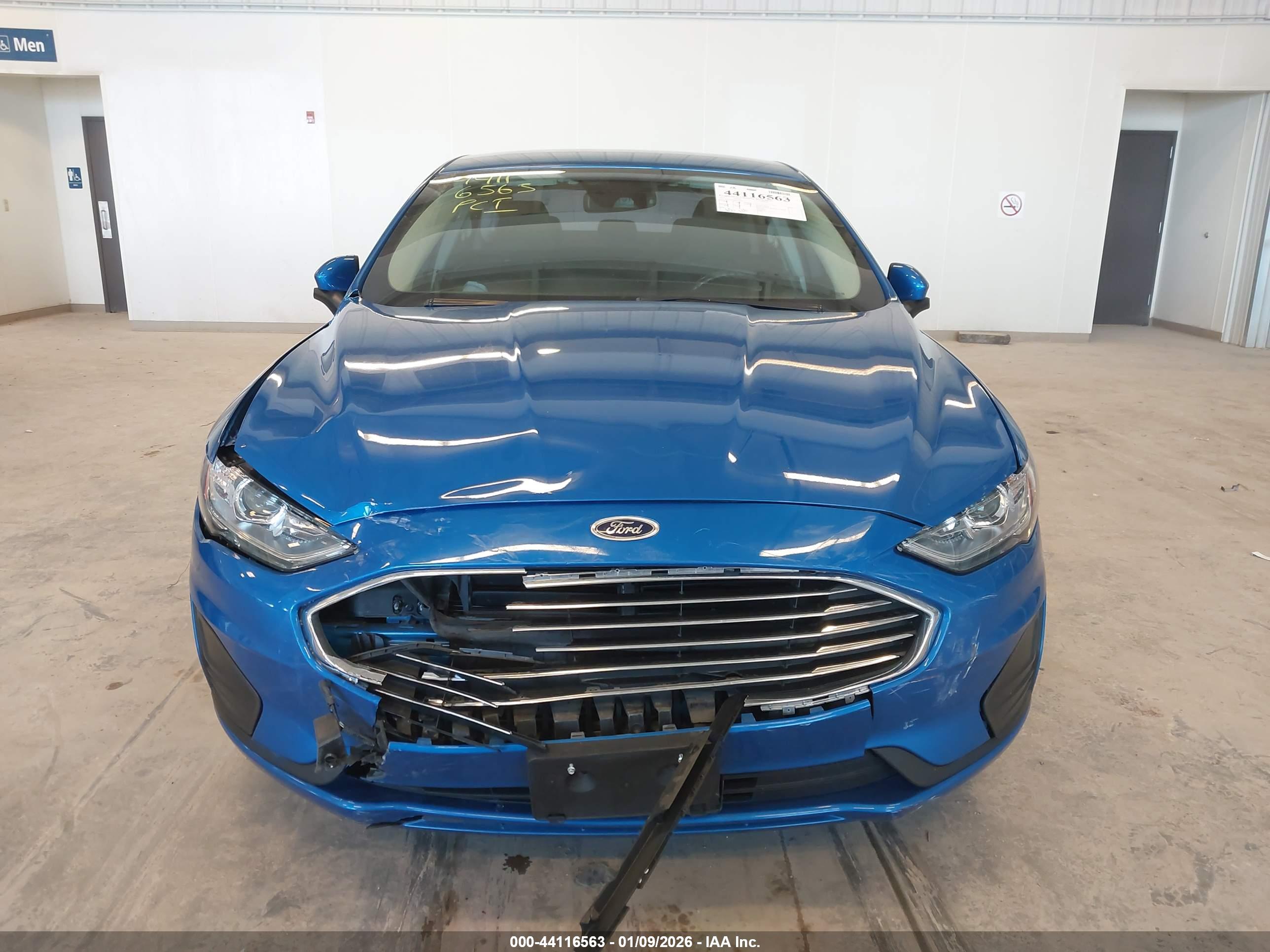 FORD FUSION image 6