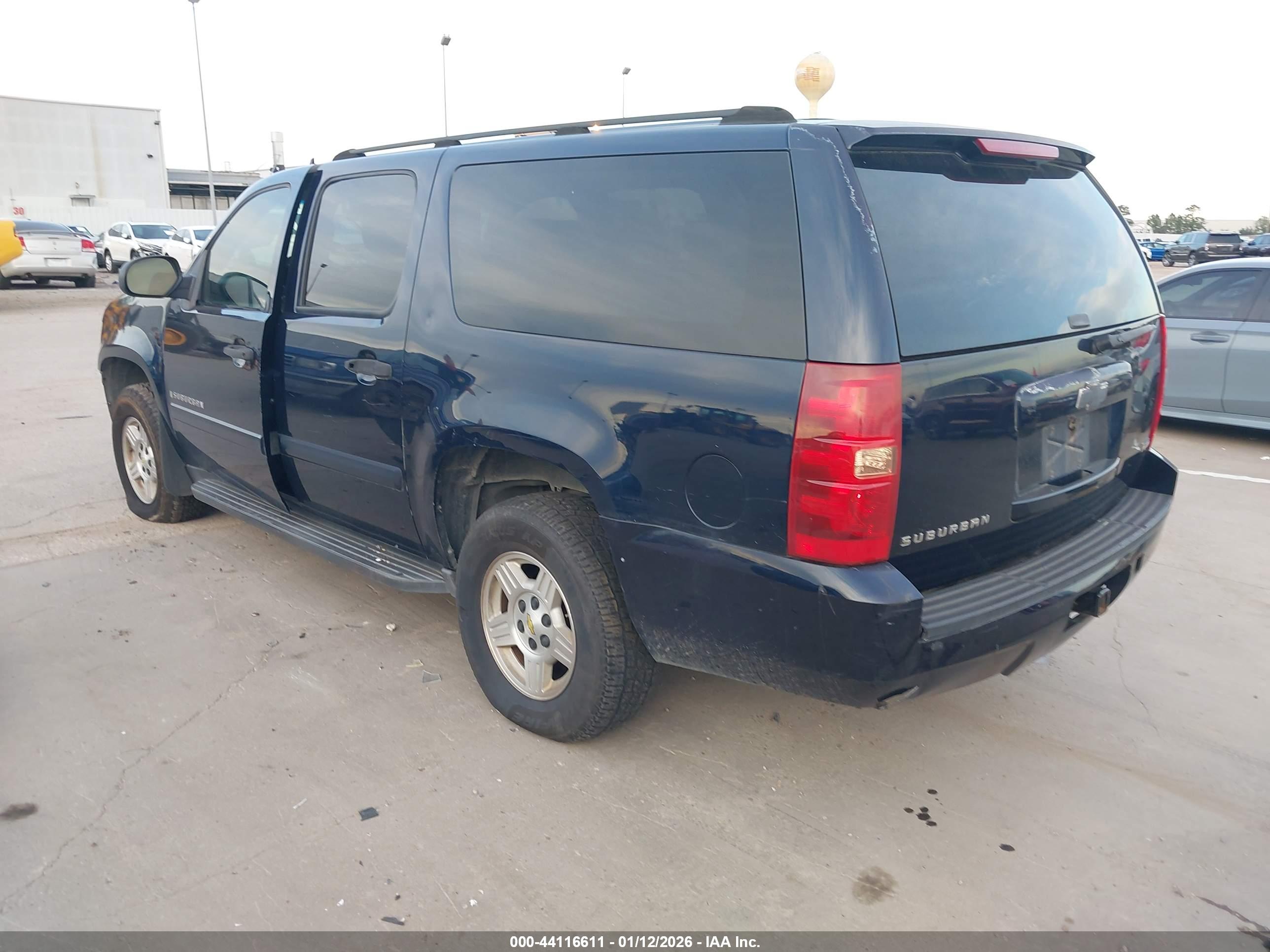 CHEVROLET SUBURBAN image 3
