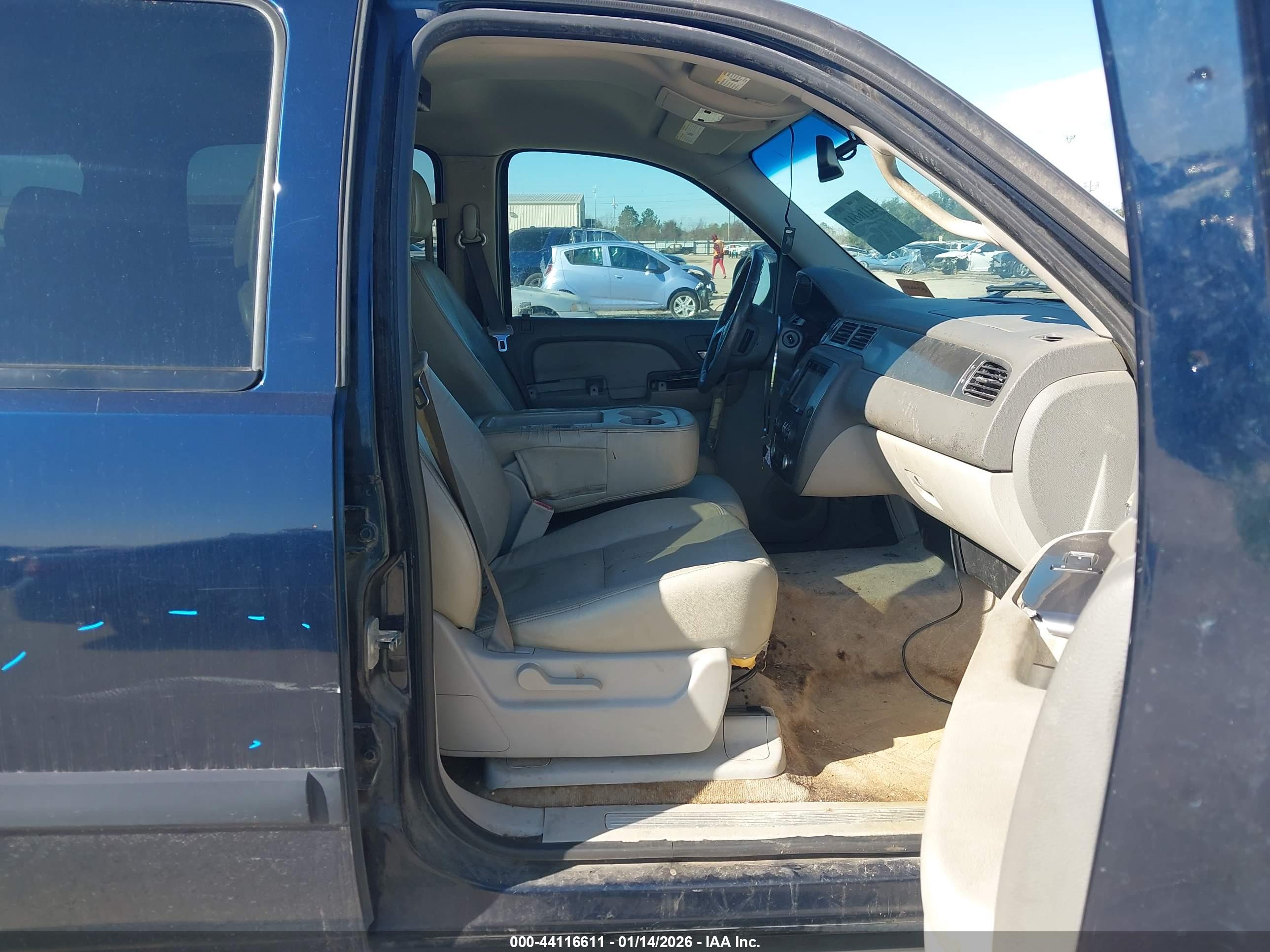 CHEVROLET SUBURBAN image 5