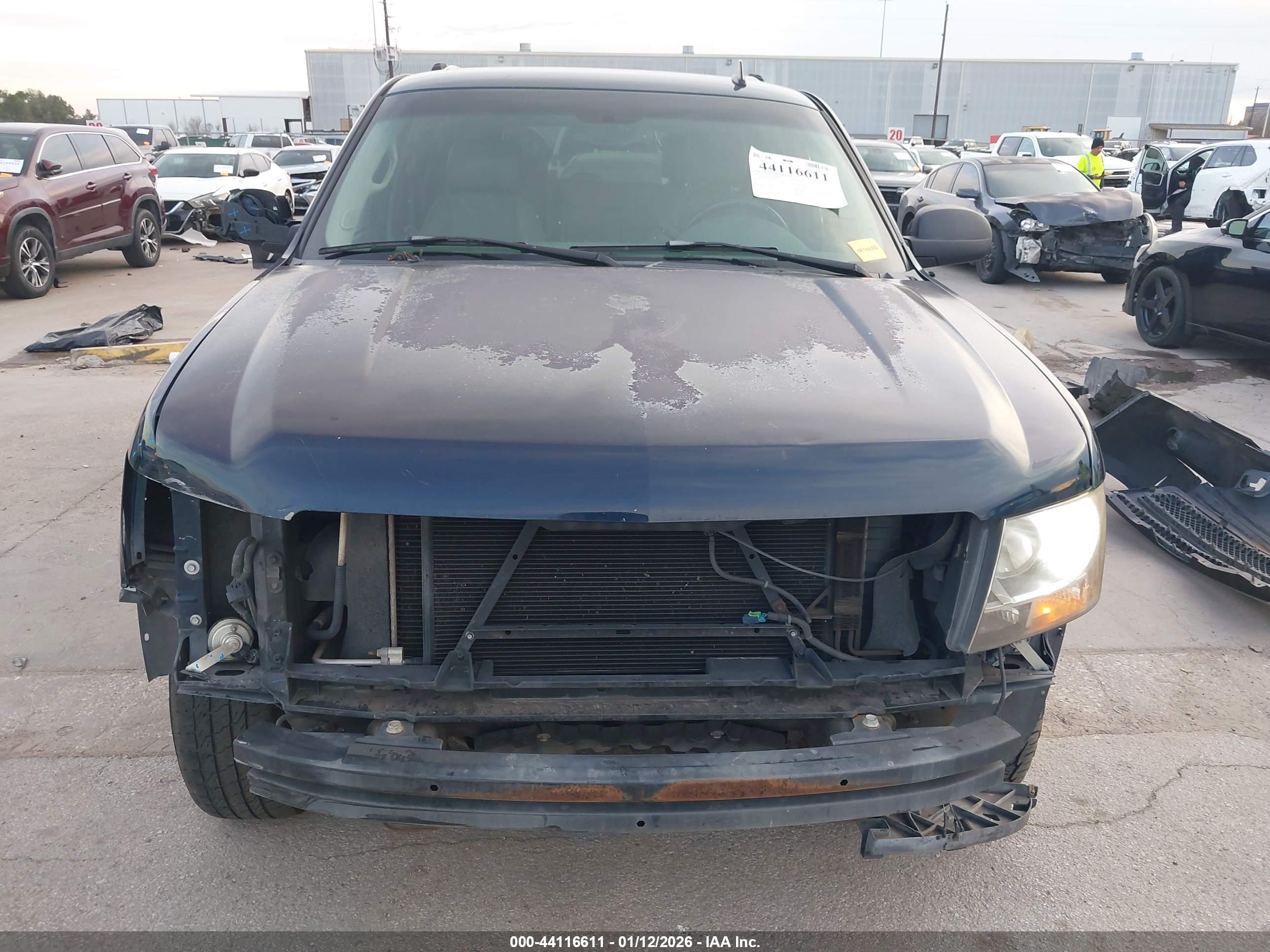 CHEVROLET SUBURBAN image 6
