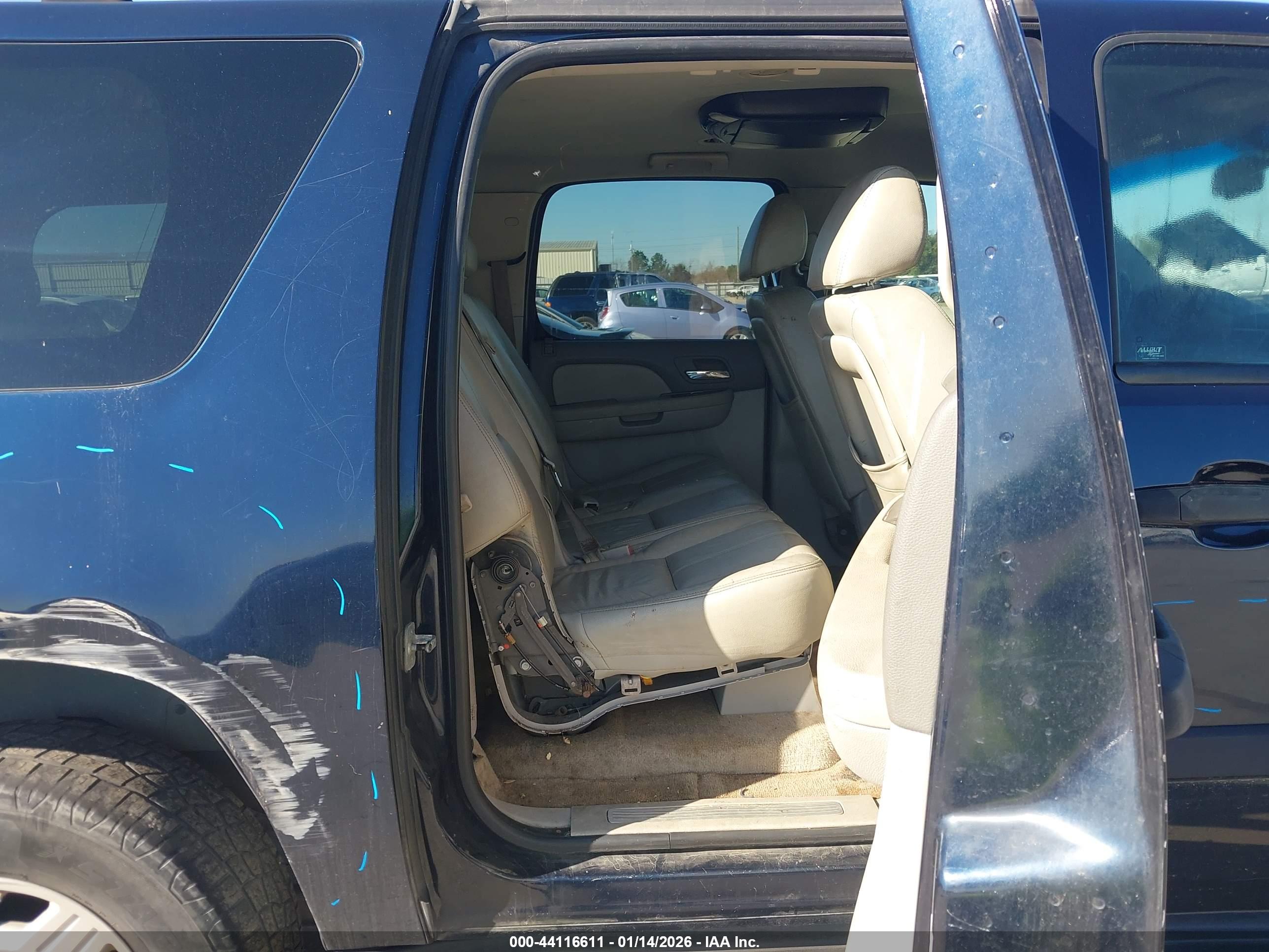CHEVROLET SUBURBAN image 8