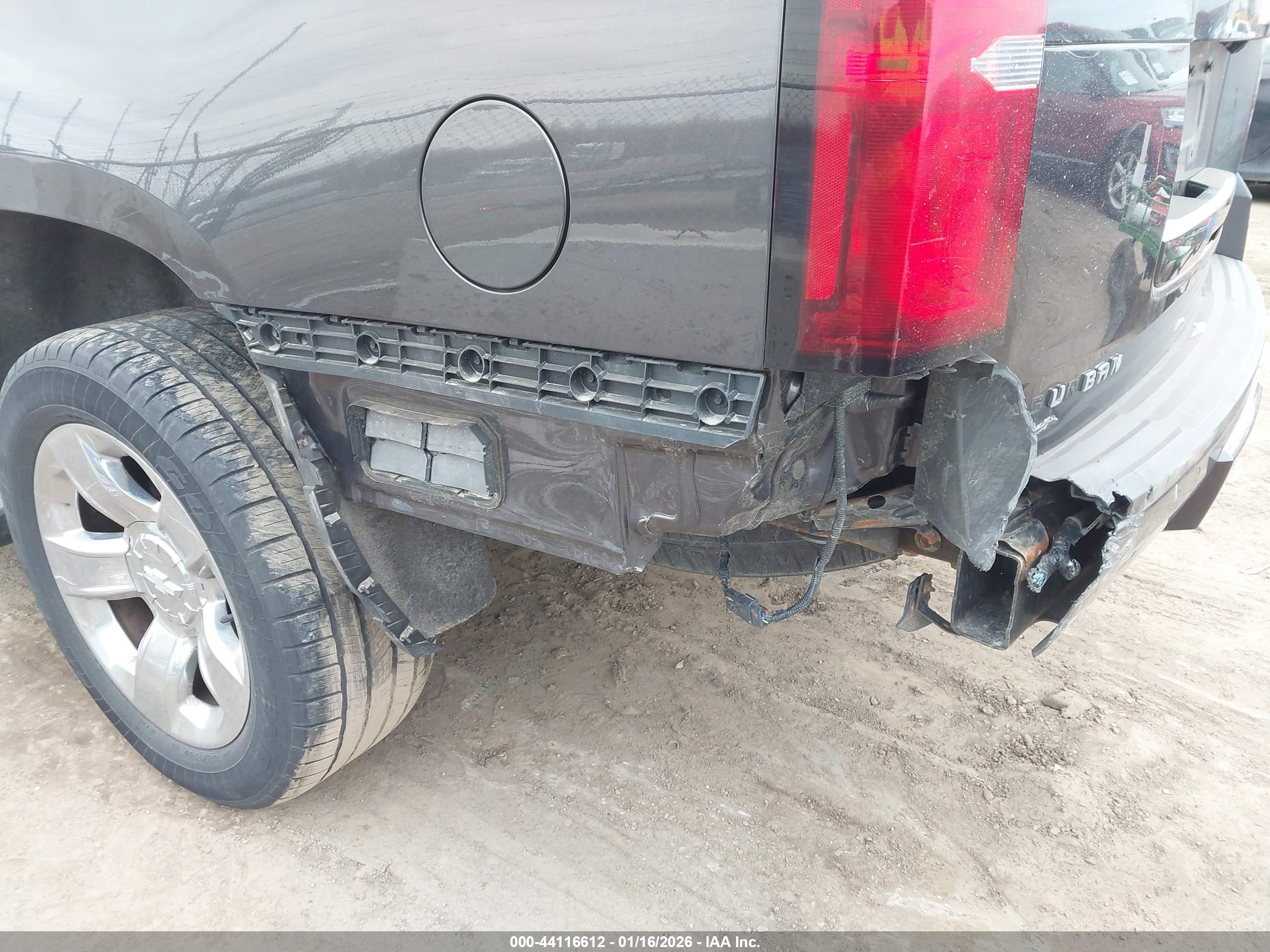 CHEVROLET SUBURBAN image 6