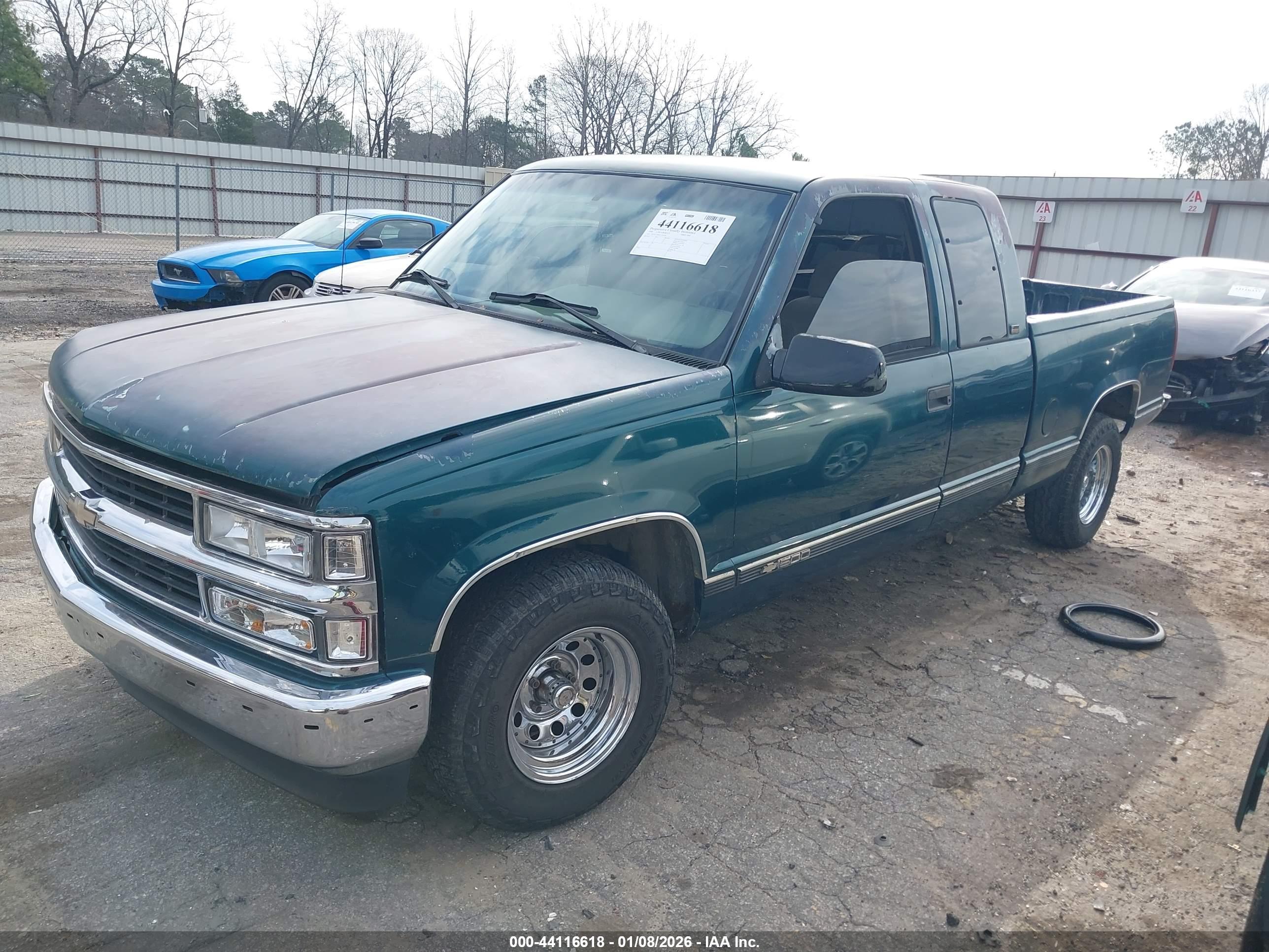 CHEVROLET GMT-400 image 2