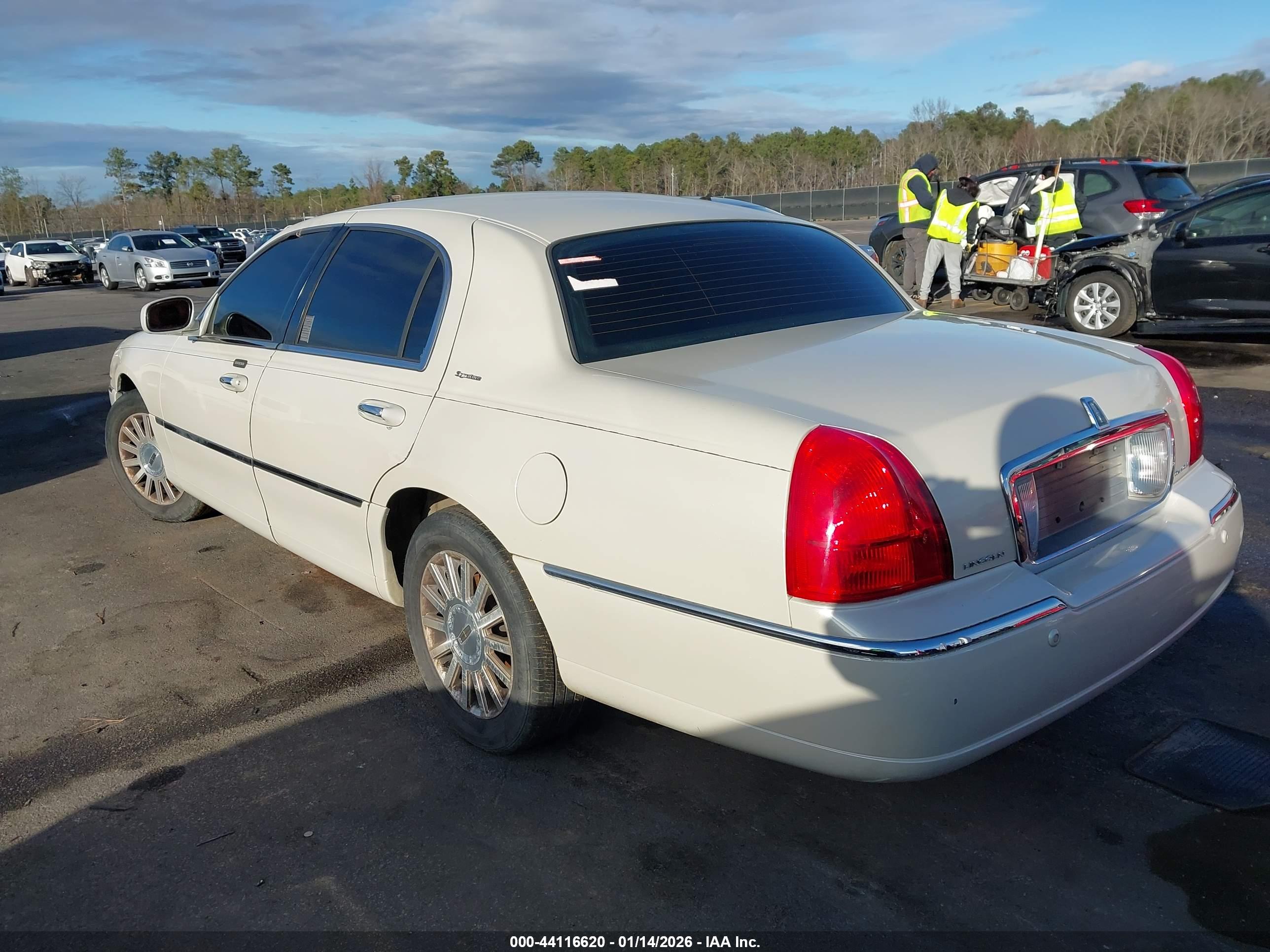 LINCOLN TOWN image 3