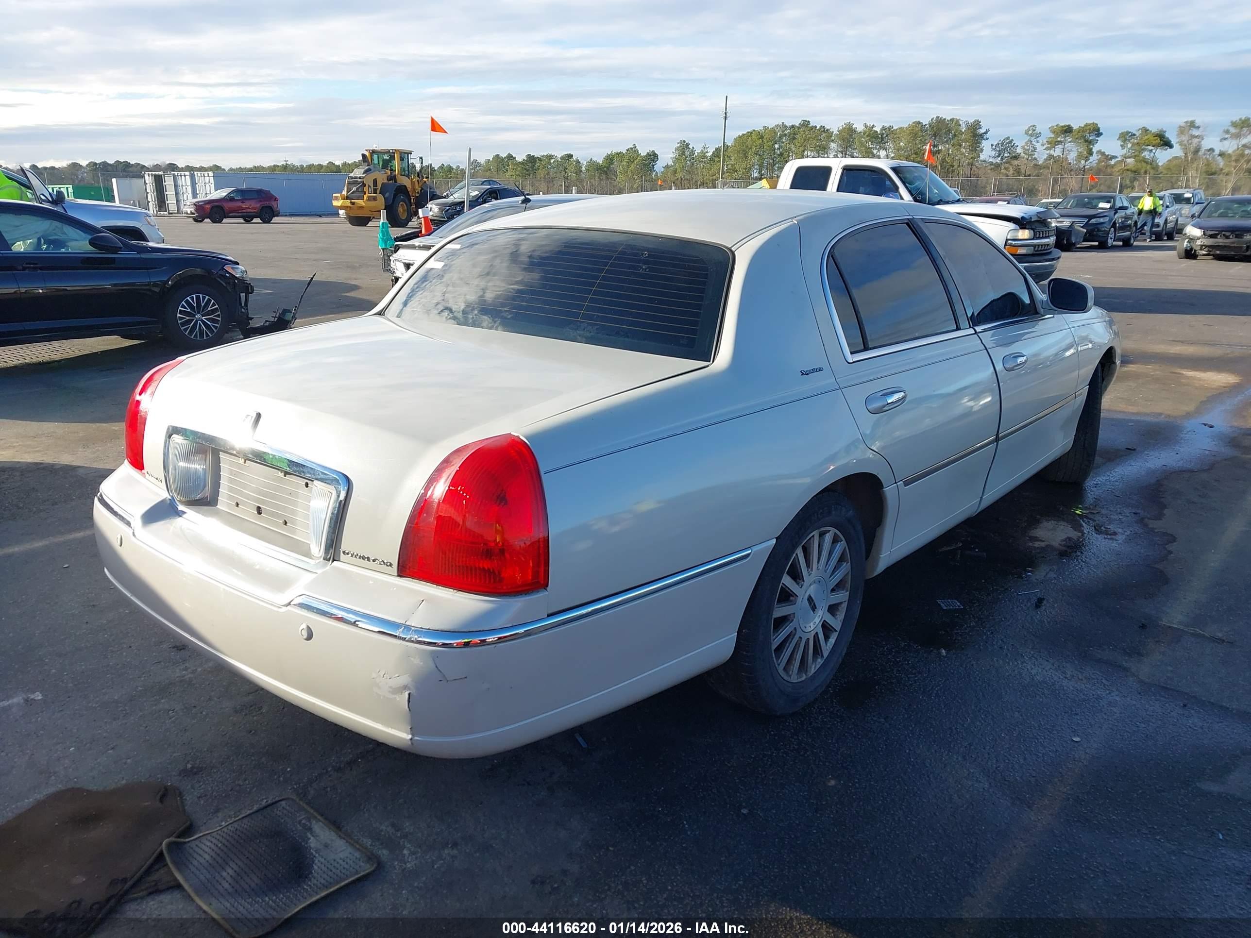 LINCOLN TOWN image 4