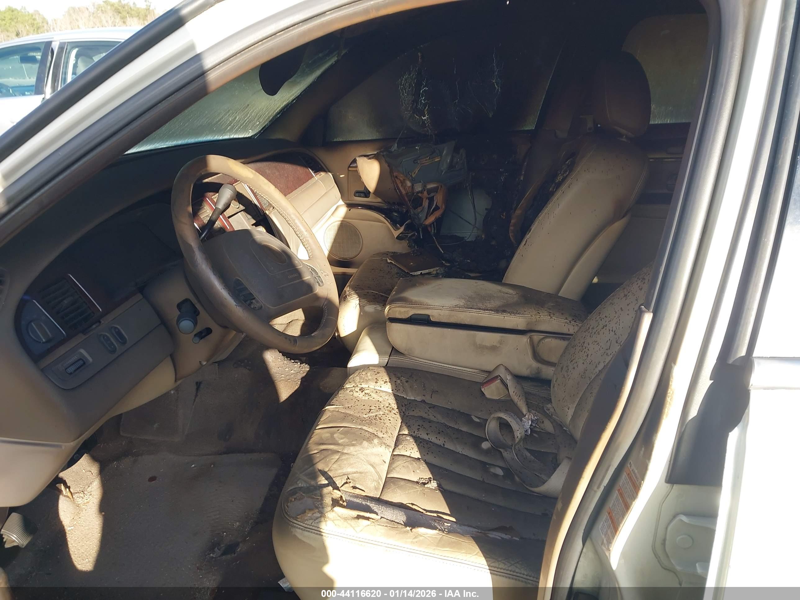 LINCOLN TOWN image 5
