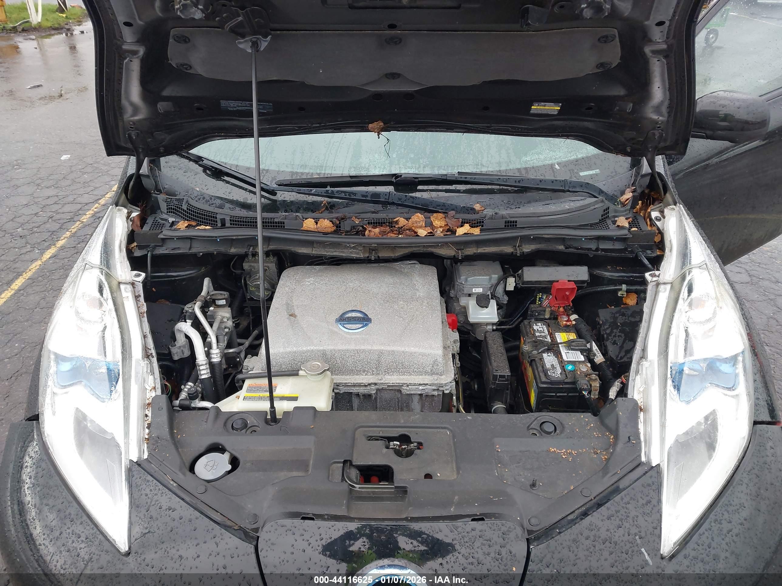 NISSAN LEAF image 10