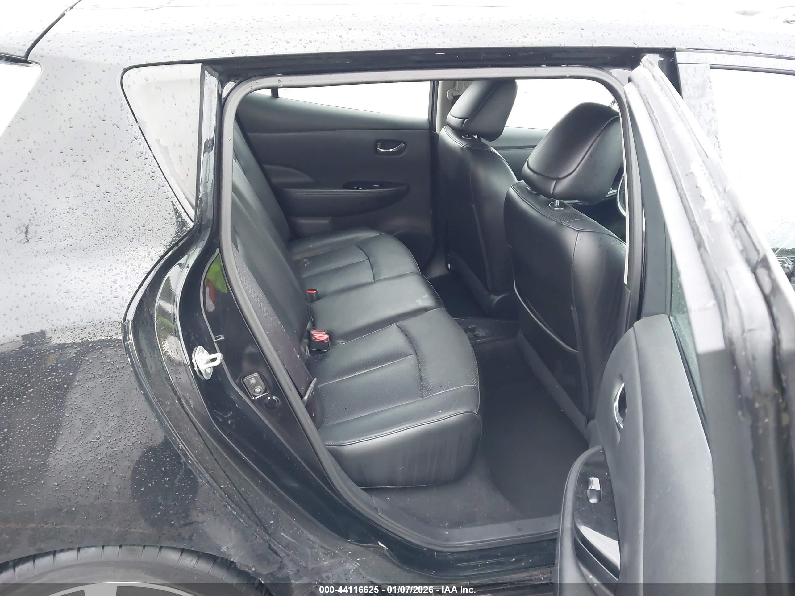 NISSAN LEAF image 8