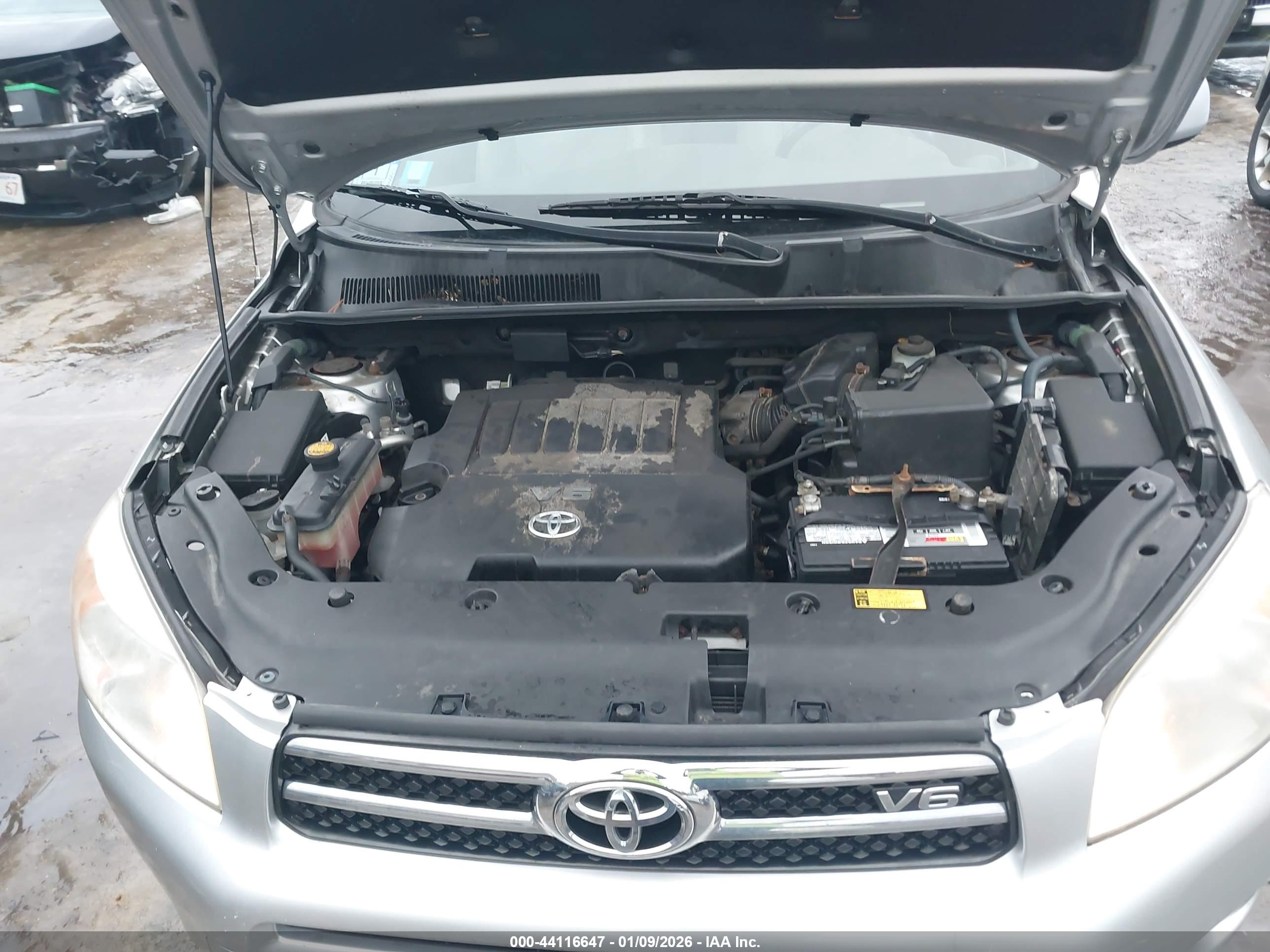 TOYOTA RAV4 image 10