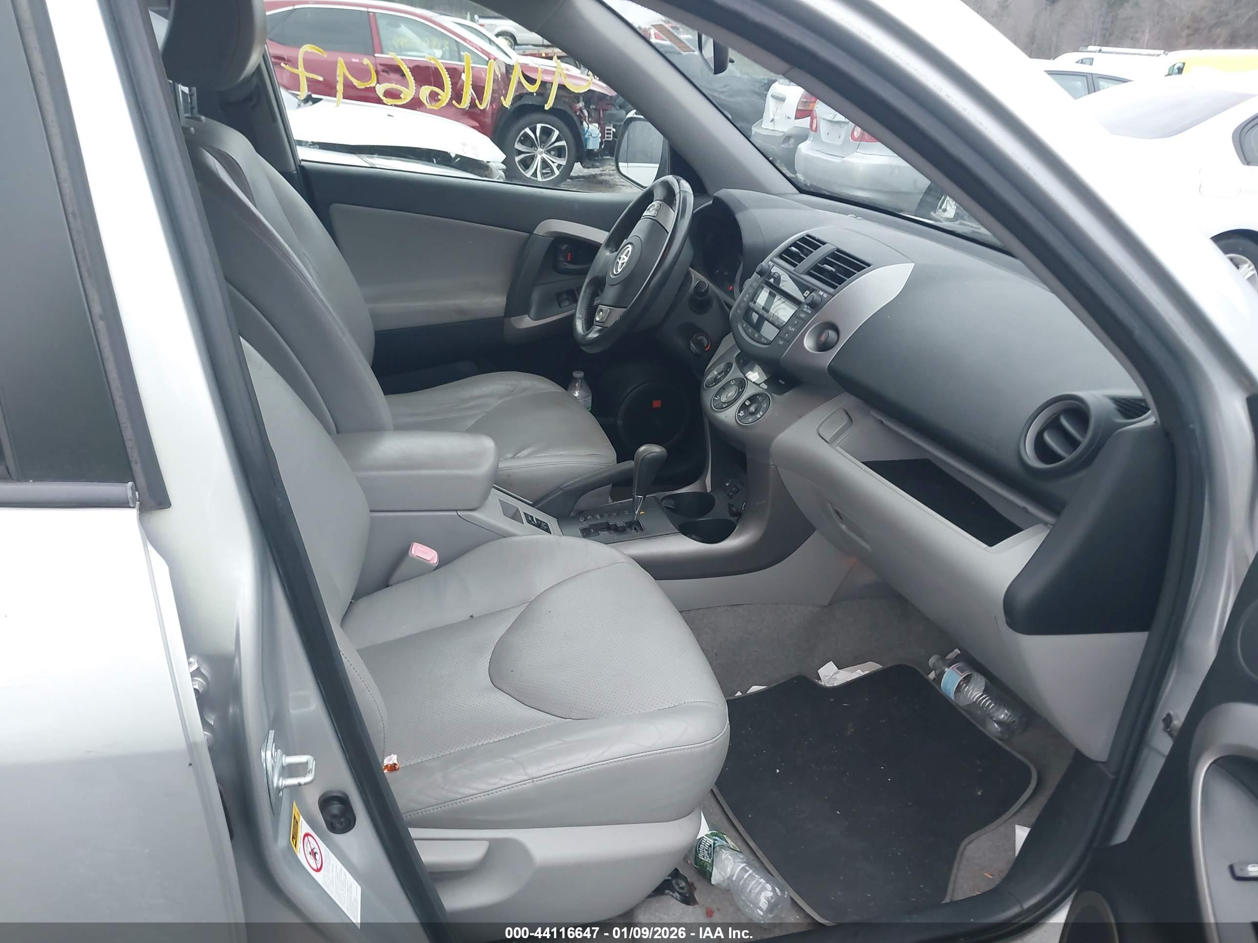 TOYOTA RAV4 image 5