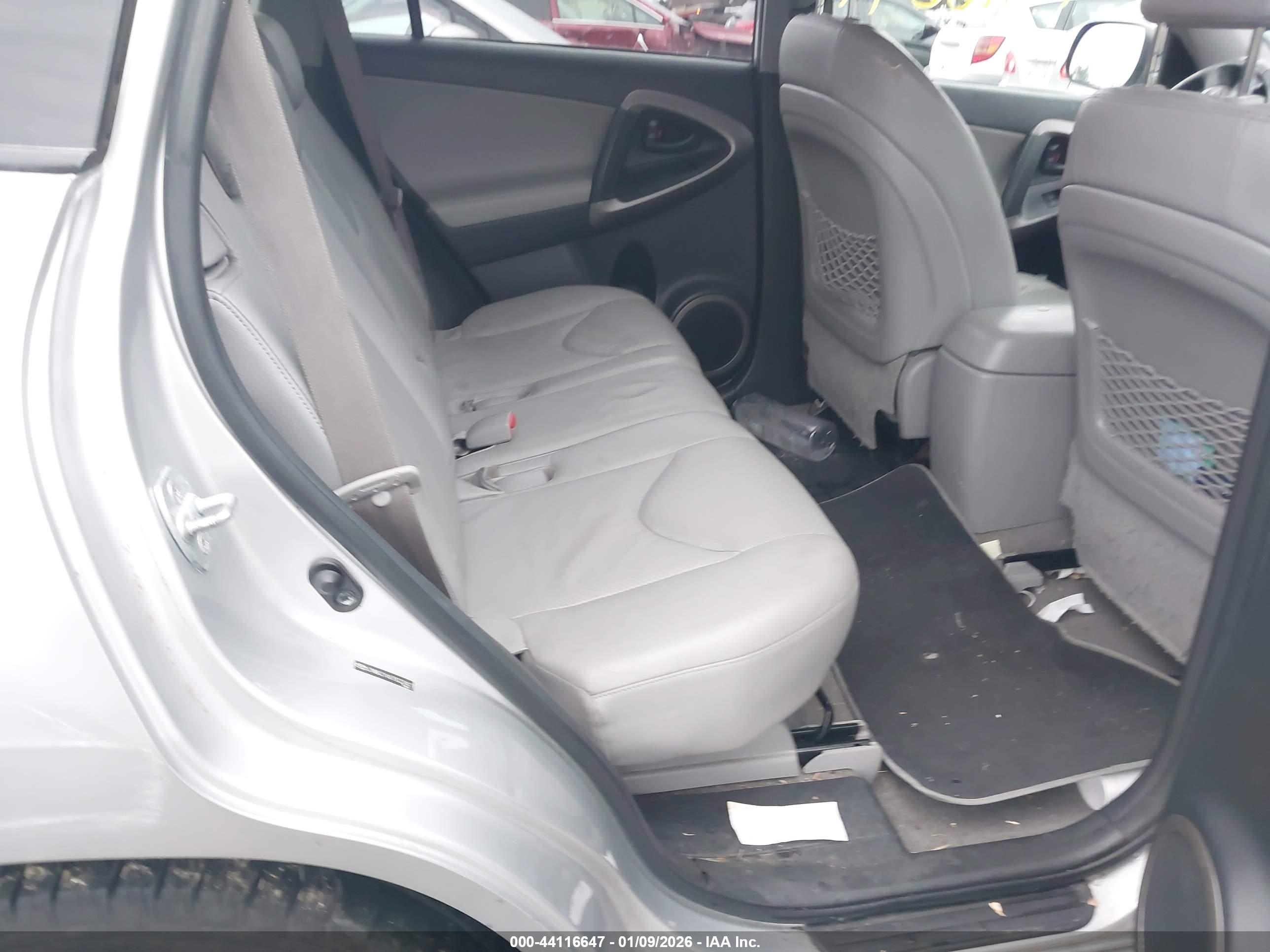 TOYOTA RAV4 image 8