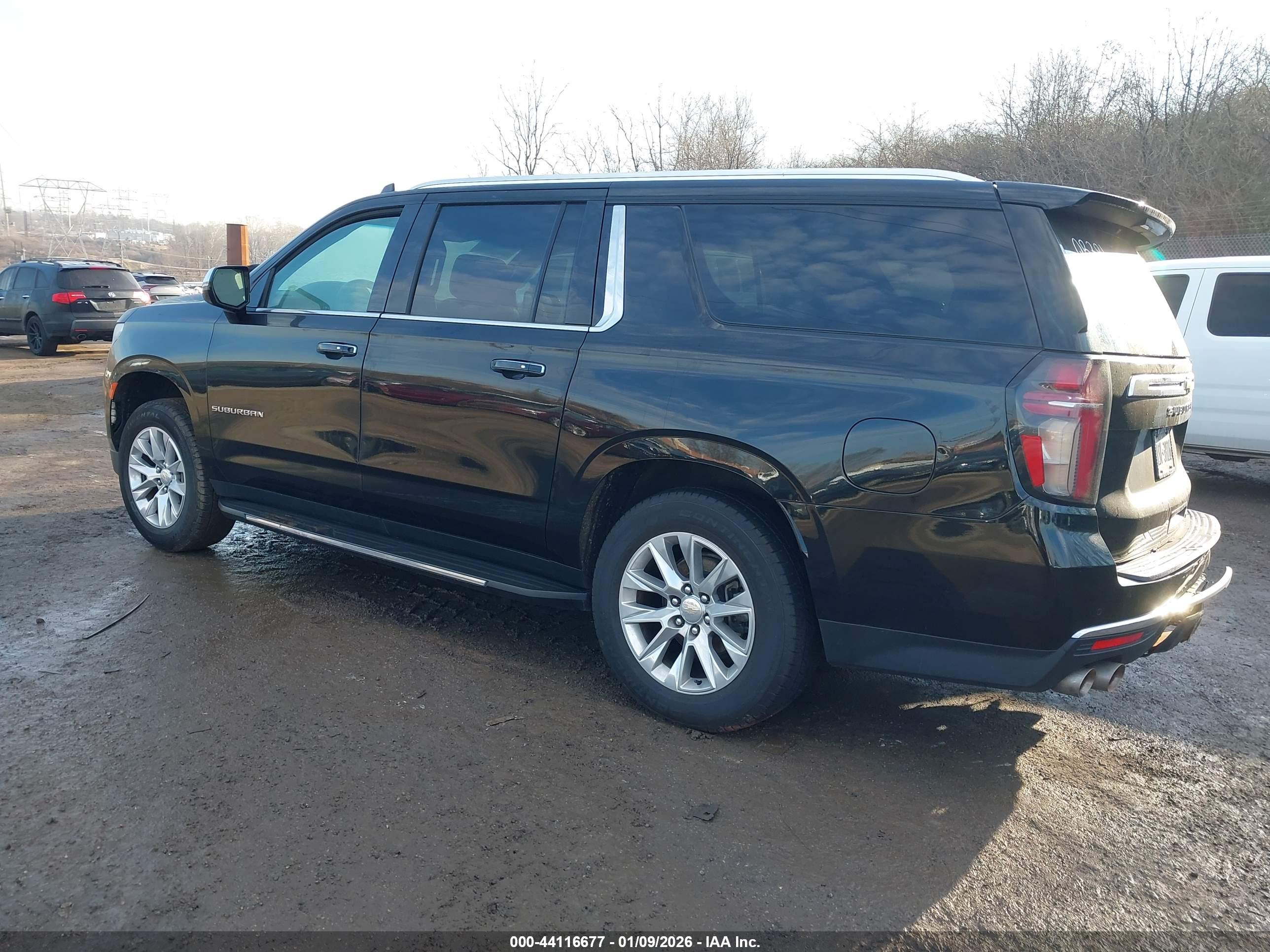 CHEVROLET SUBURBAN image 3