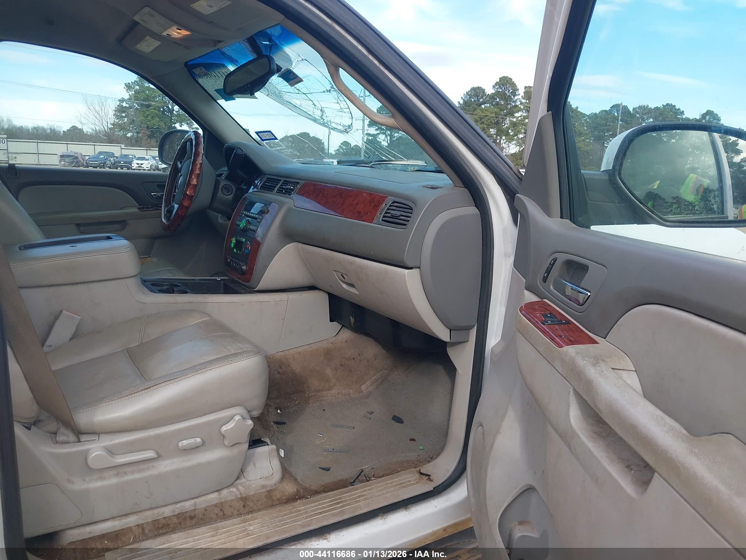 CHEVROLET SUBURBAN image 5