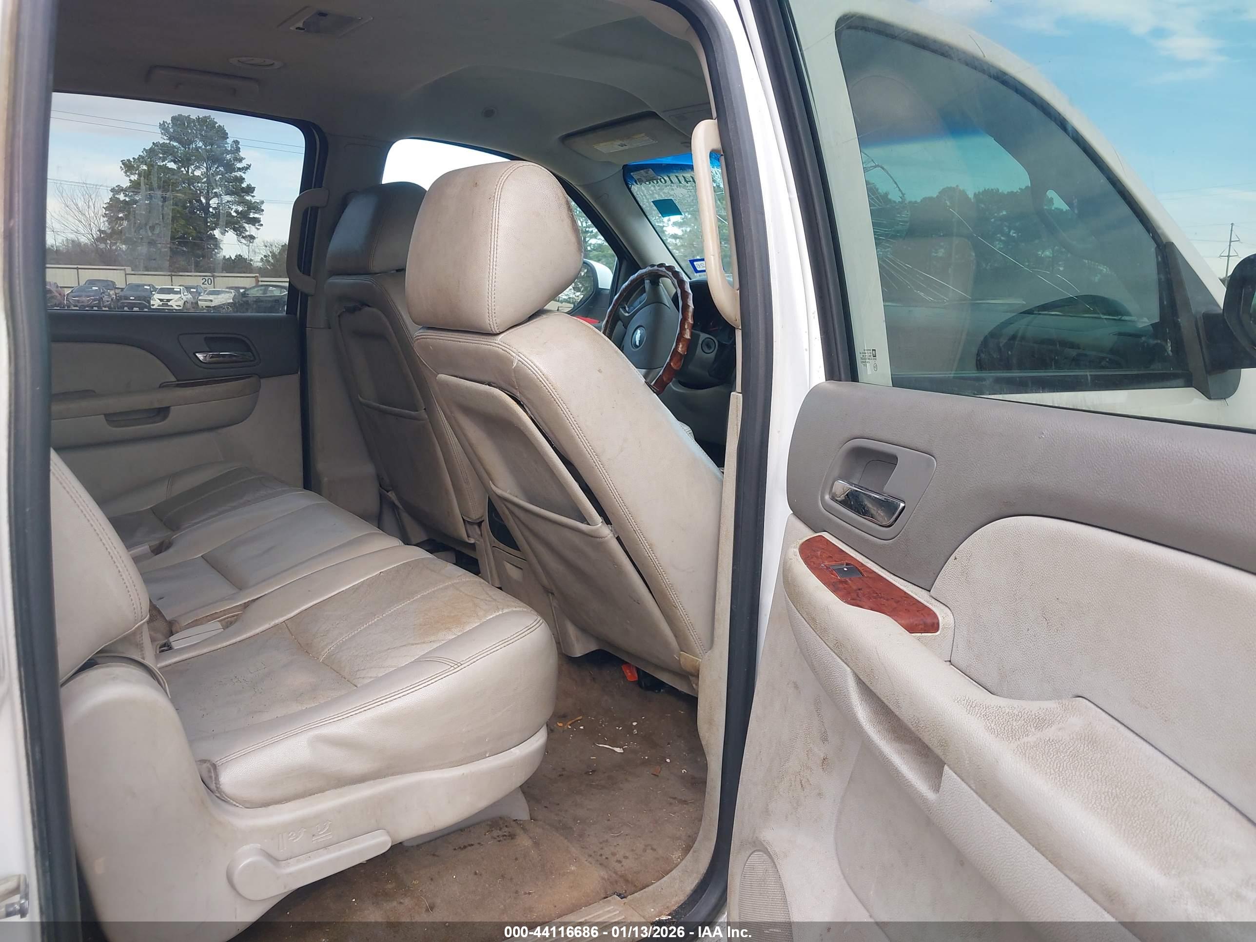 CHEVROLET SUBURBAN image 8