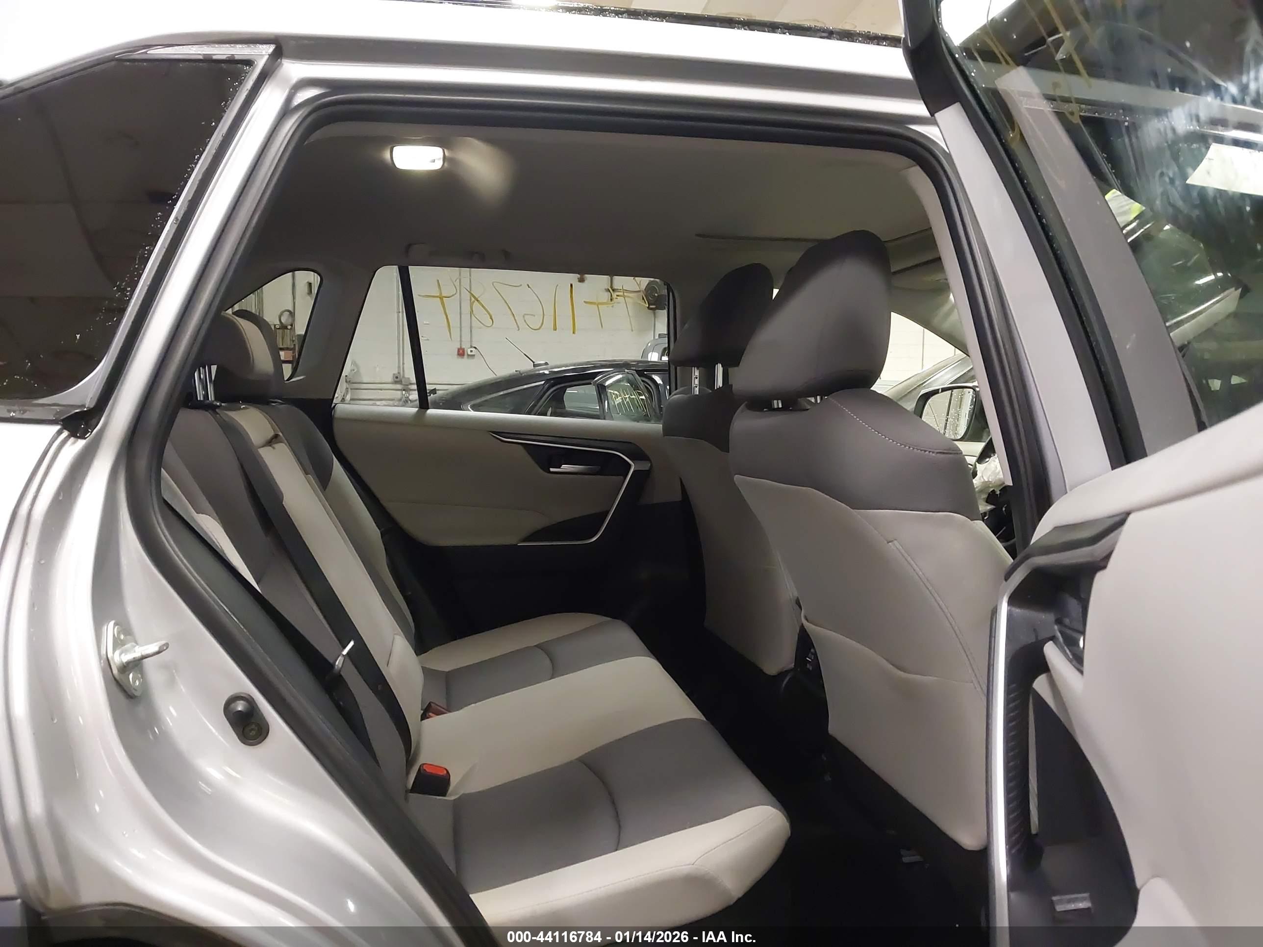 TOYOTA RAV4 image 8