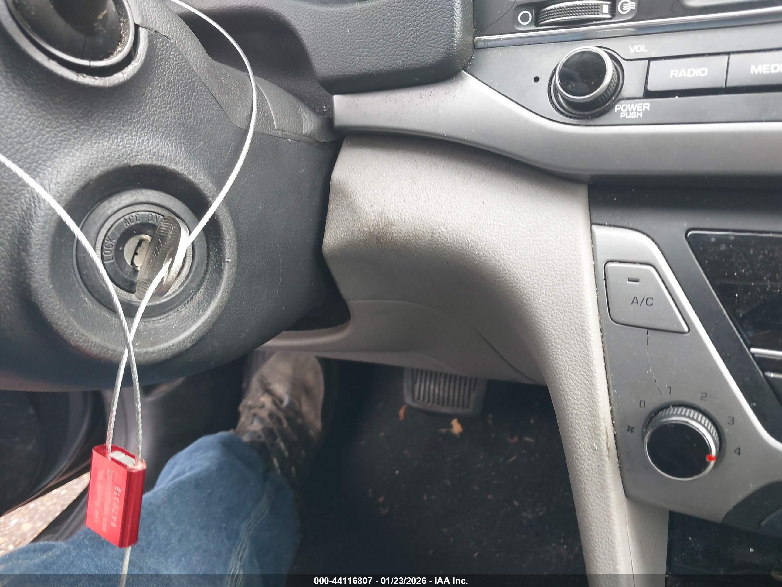 HYUNDAI ELANTRA image 11