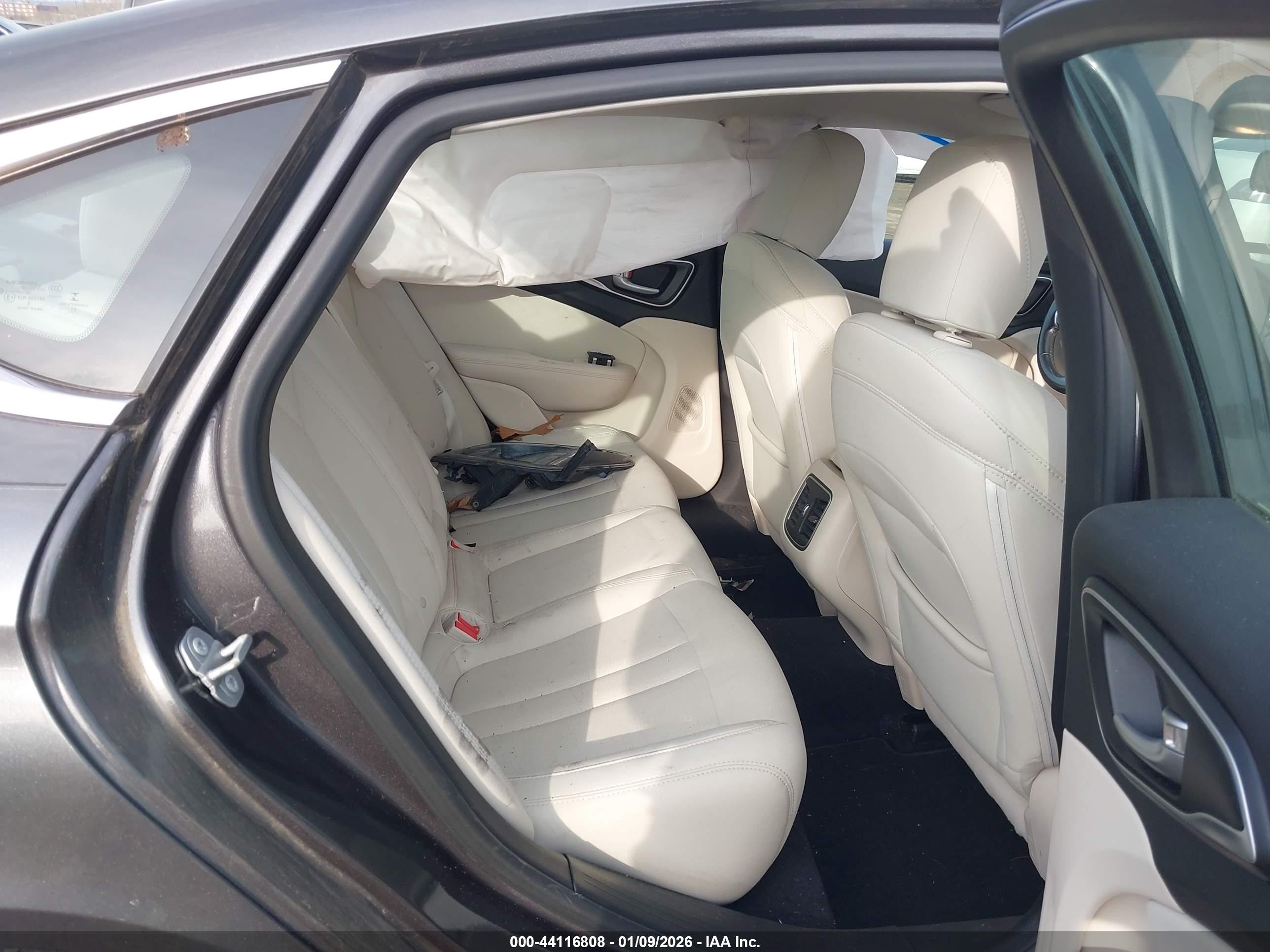 CHRYSLER 200 image 8