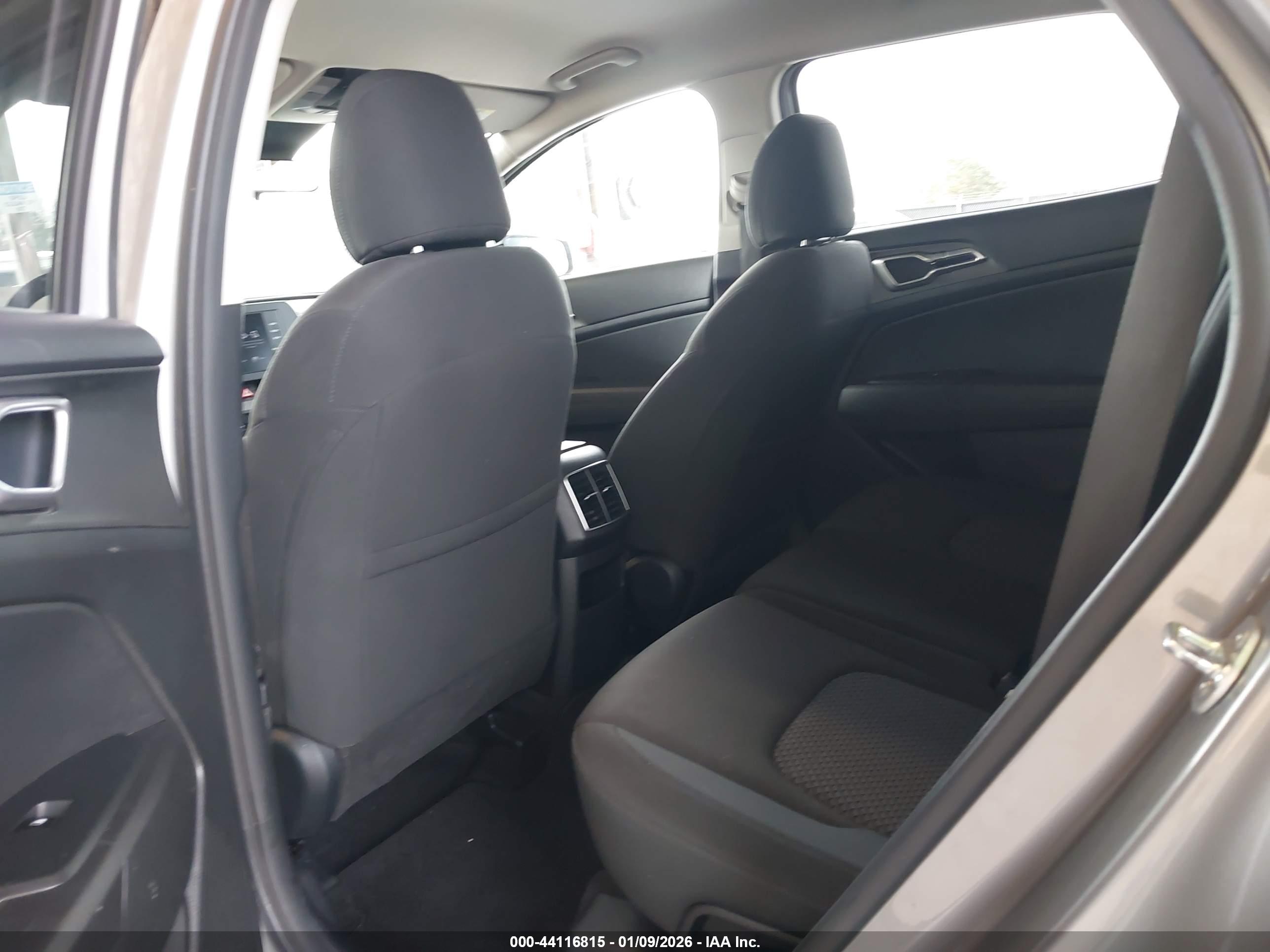 KIA SPORTAGE image 8