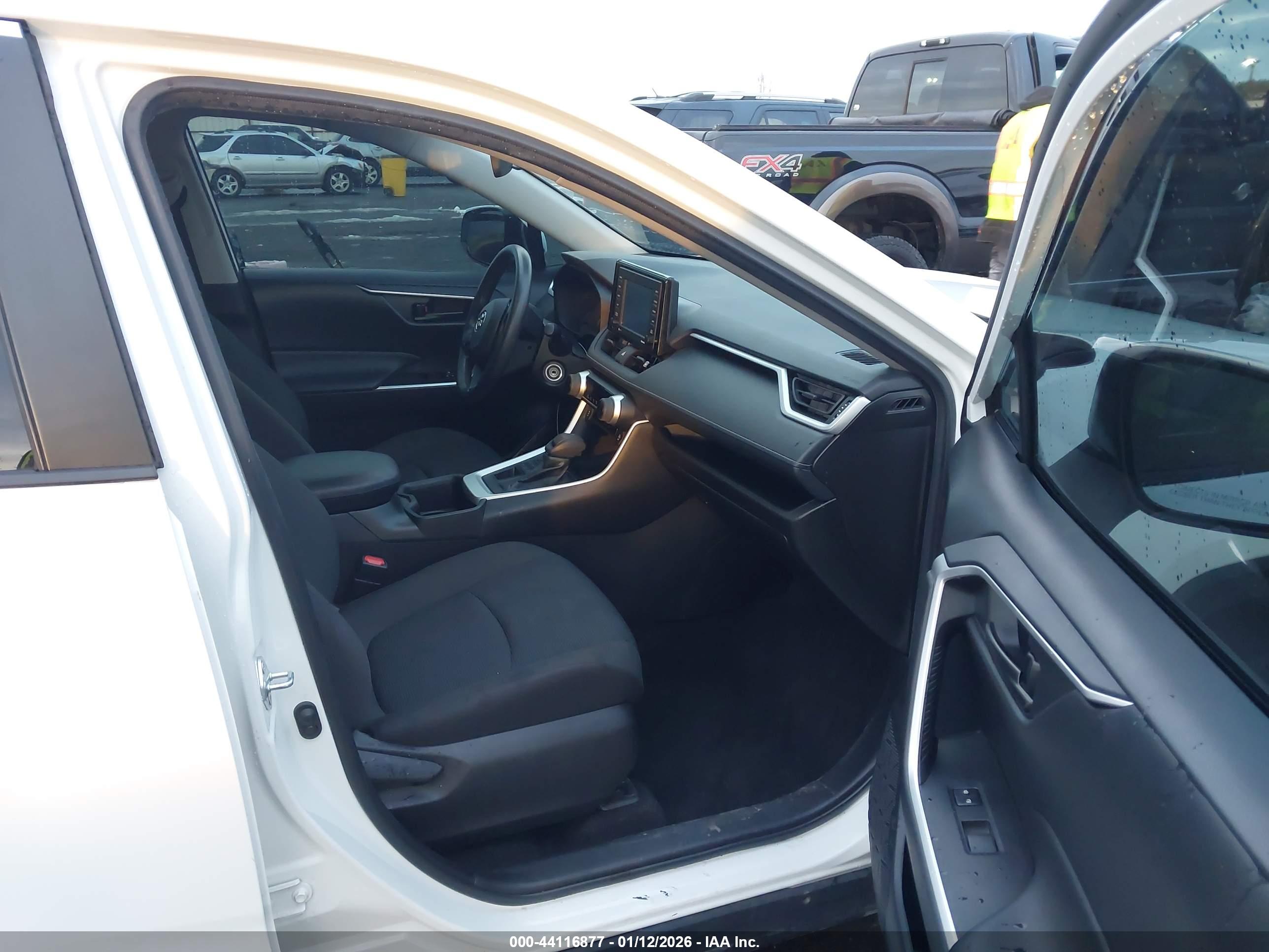 TOYOTA RAV4 image 5