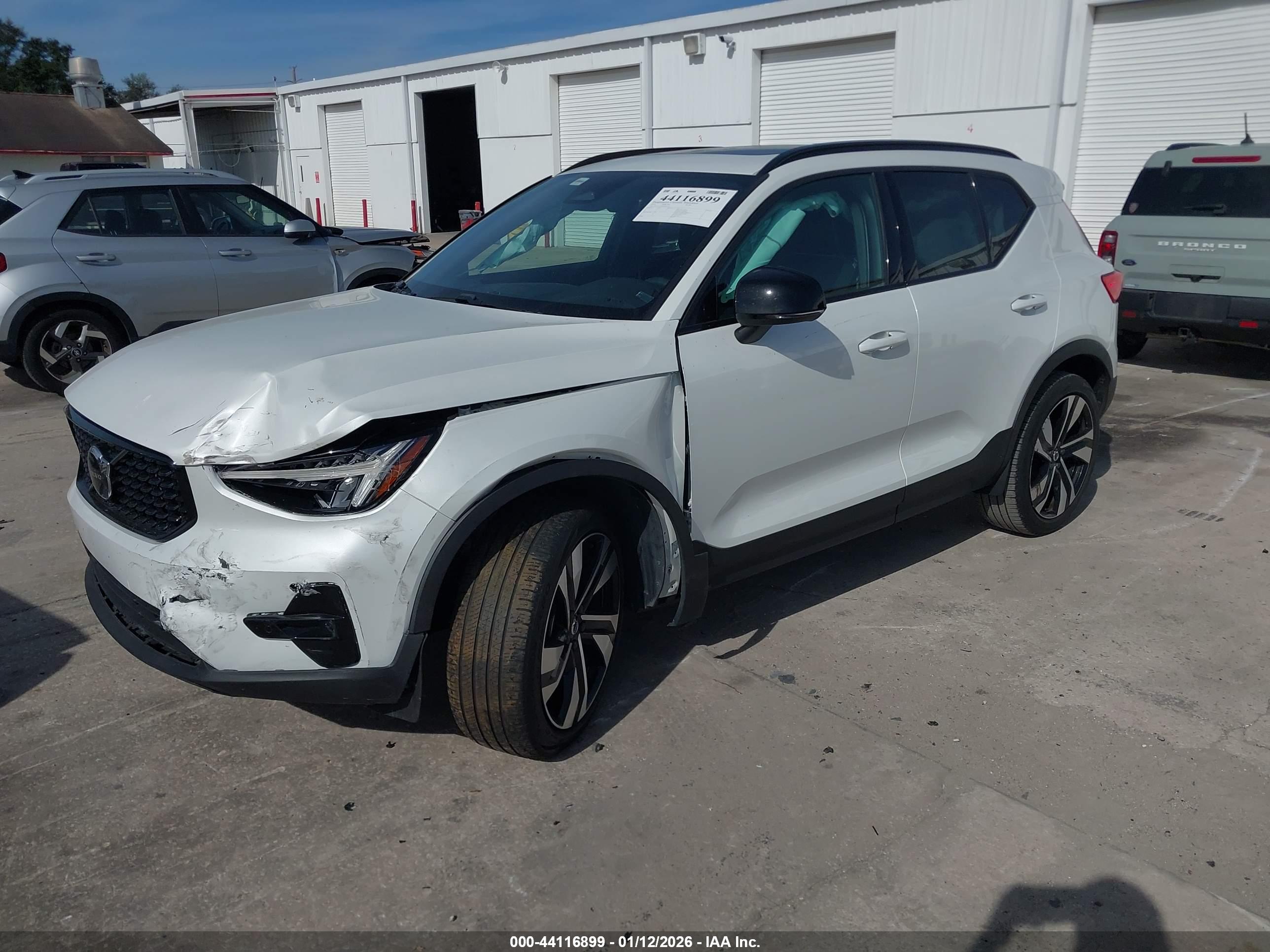 VOLVO XC40 image 2
