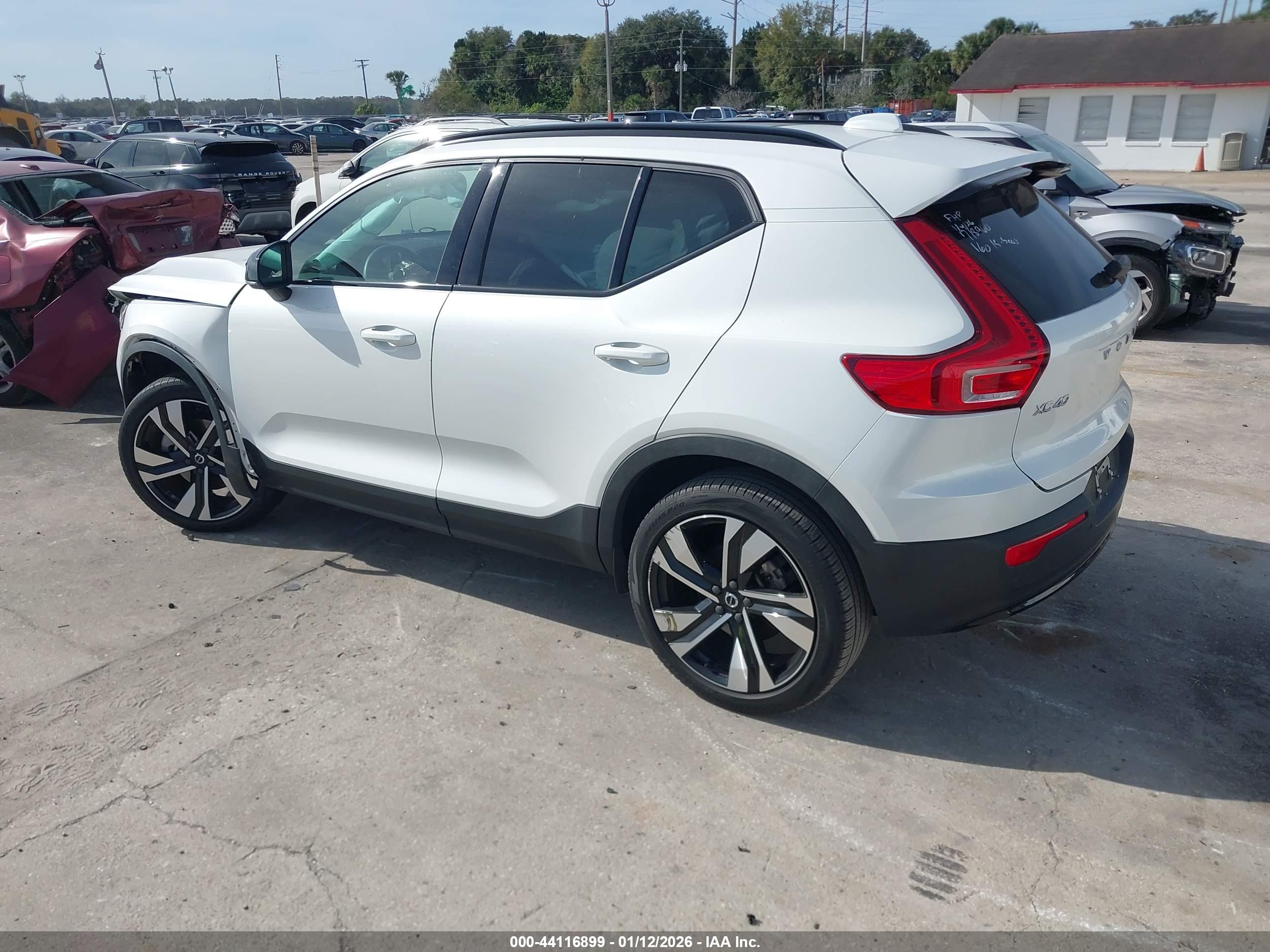 VOLVO XC40 image 3