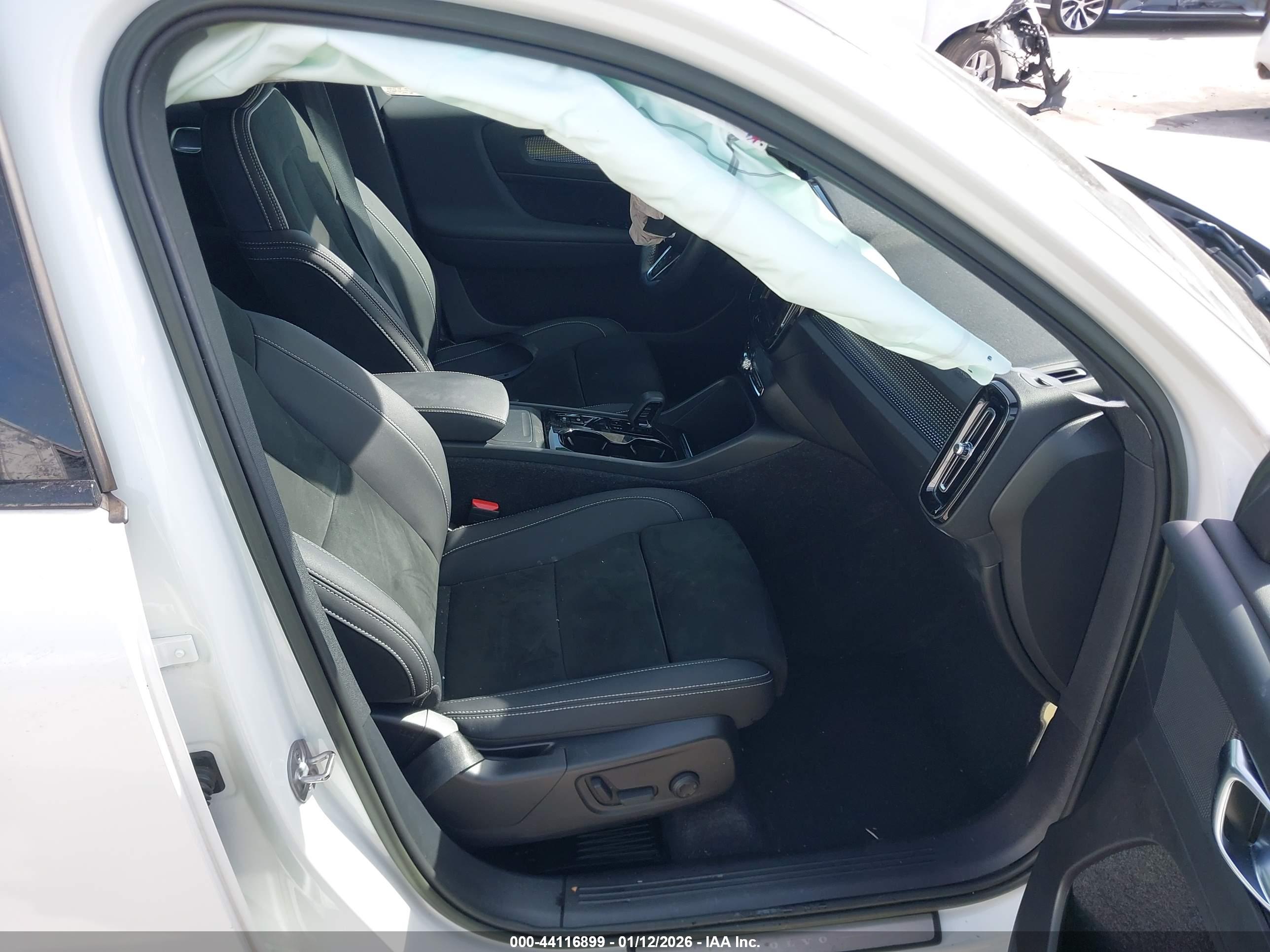 VOLVO XC40 image 5