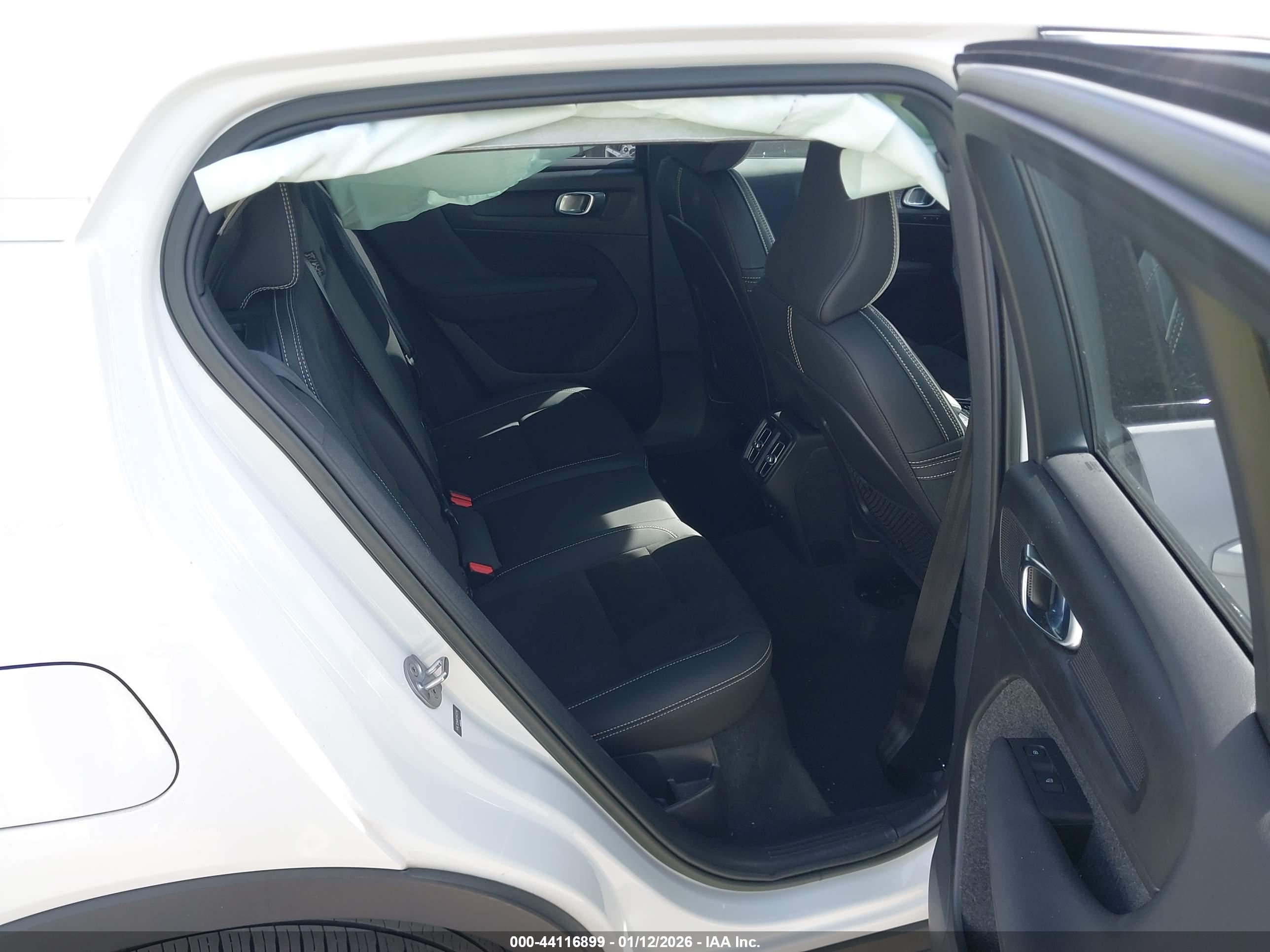 VOLVO XC40 image 8