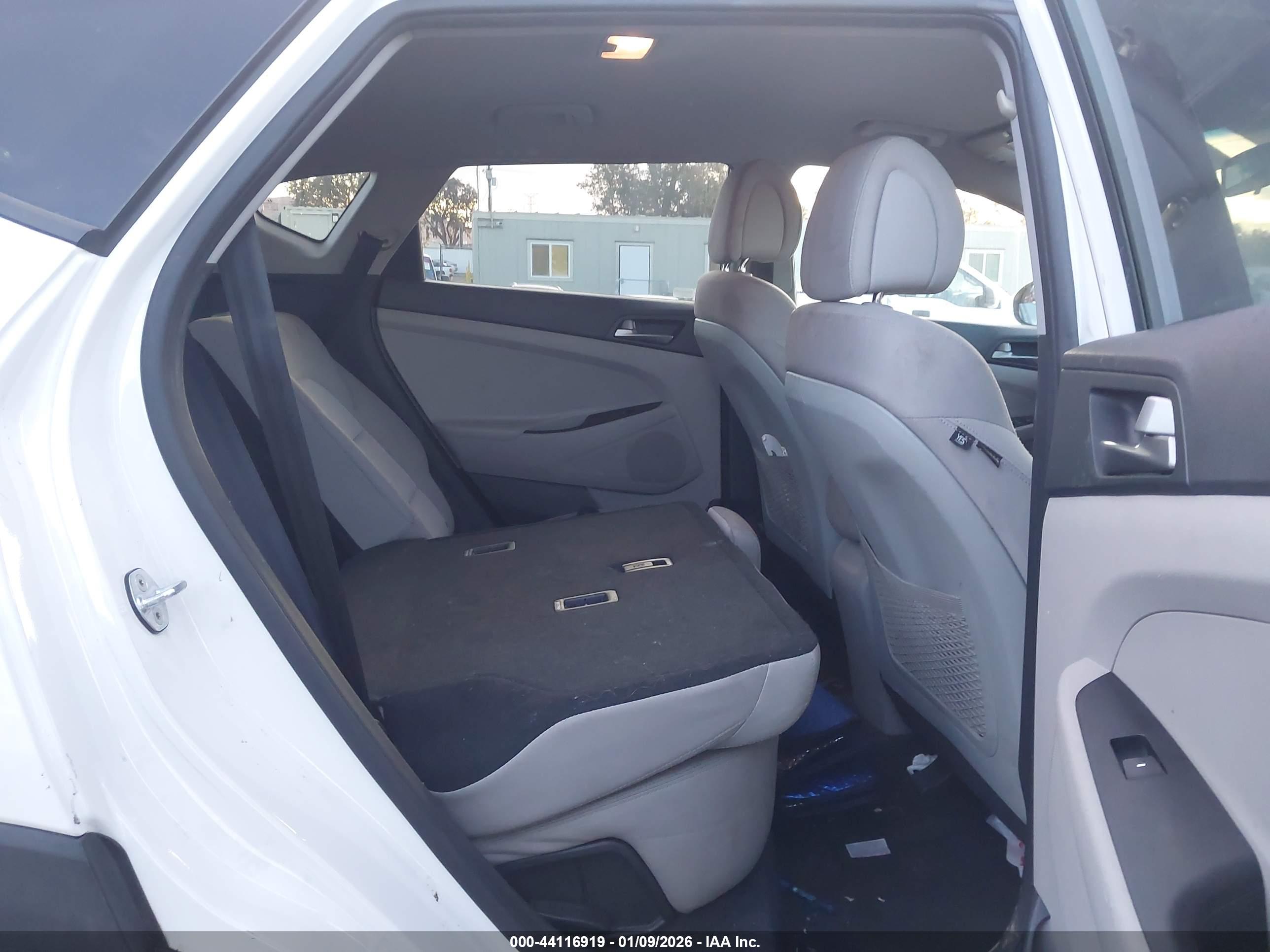 HYUNDAI TUCSON image 8